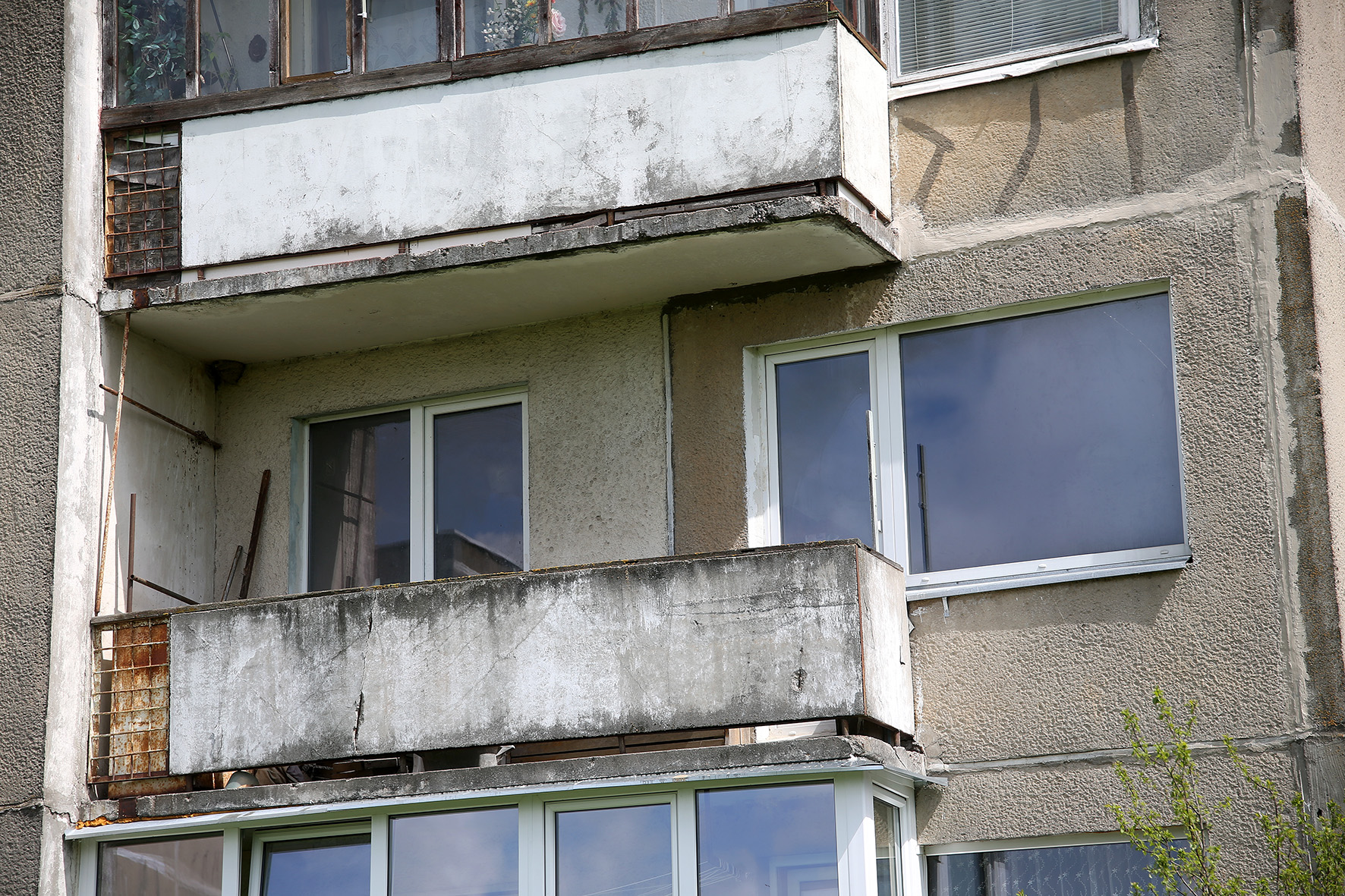 Šėtos gatvės 97-ojo namo gyventojai piktinasi, jog išmatos pilamos iš šio 2-ajame aukšte esančio socialinio būsto balkono. Jame gyvenantis vyras kaltinimus kategoriškai neigia, tikina tapęs kaimynų šmeižto auka. Makabriškos istorijos epicentre atsidūręs kėdainietis svarsto, jog fekalijas, ko gero, pilsto viršutinių aukštų gyventojai. A. Barzdžiaus nuotr. 