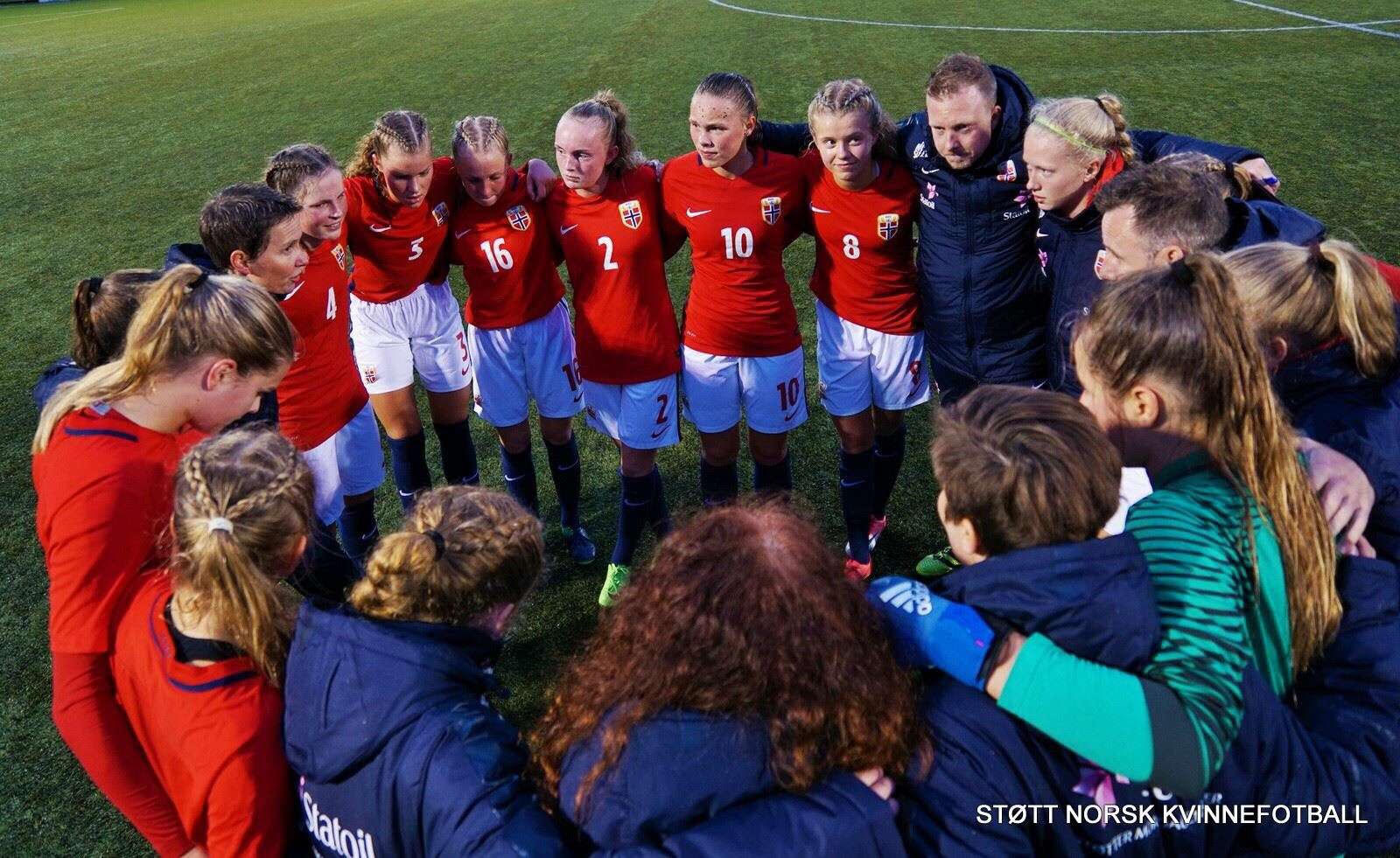 Tapusi nacionalinės merginų futbolo komandos dalimi, mergina ateityje svajoja būti geriausia viso pasaulio vartininke./ Asmeninio archyvo nuotr.