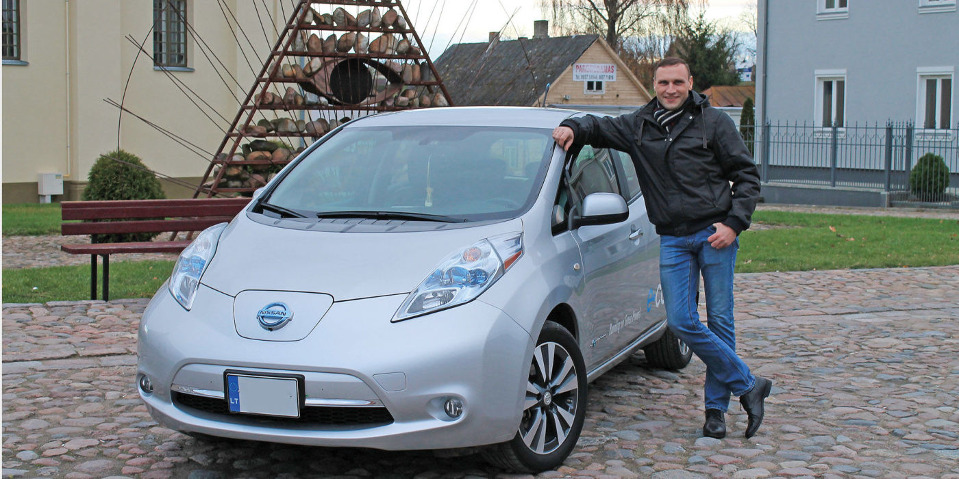 Keleriškietis Nerijus Sabulis su elektromobiliu ,,Nissan Leaf“ važinėja jau beveik metus, bet įkrovos stotelėmis naudojasi retai. Automobilį jis įsikrauna namuose. J. Šveikytės nuotr.