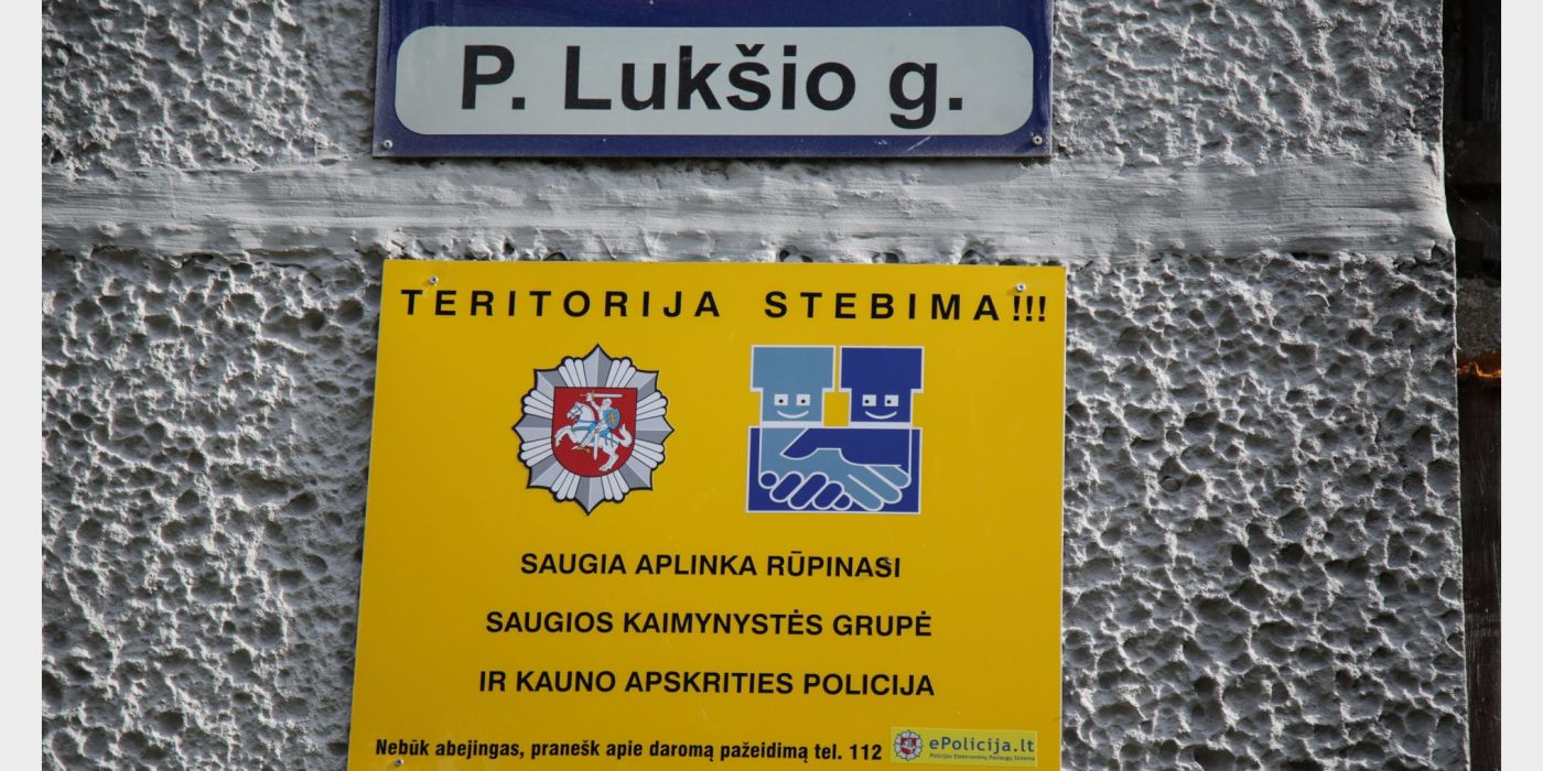 Name, kuriame įtariama prekyba narkotikais, veikia saugios kaimynystės grupė./ G. Minelgaitės nuotr.