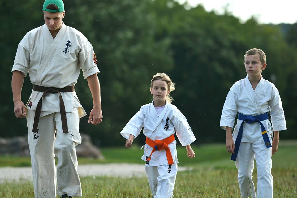 „Aš lankau treniruotes, kad galėčiau apsiginti, kad išmokčiau daugiau nei moku dabar“, – sako Lietuvos kyokushin karatė čempionė Edilija Prokopavičiūtė. Asmeninio archyvo nuotr.