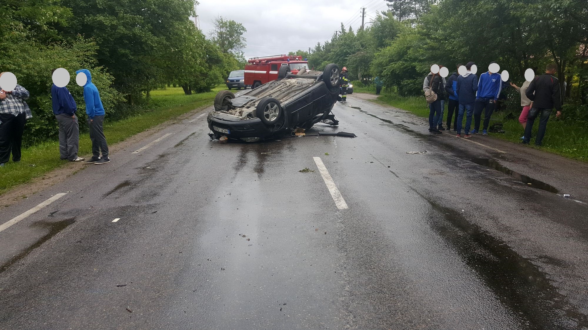 Avarijos liudininkai neliko abejingi, pranešė matę, kaip pasišalino ją sukėlęs policijos pareigūnas. /  Kauno apskrities VPK nuotr.