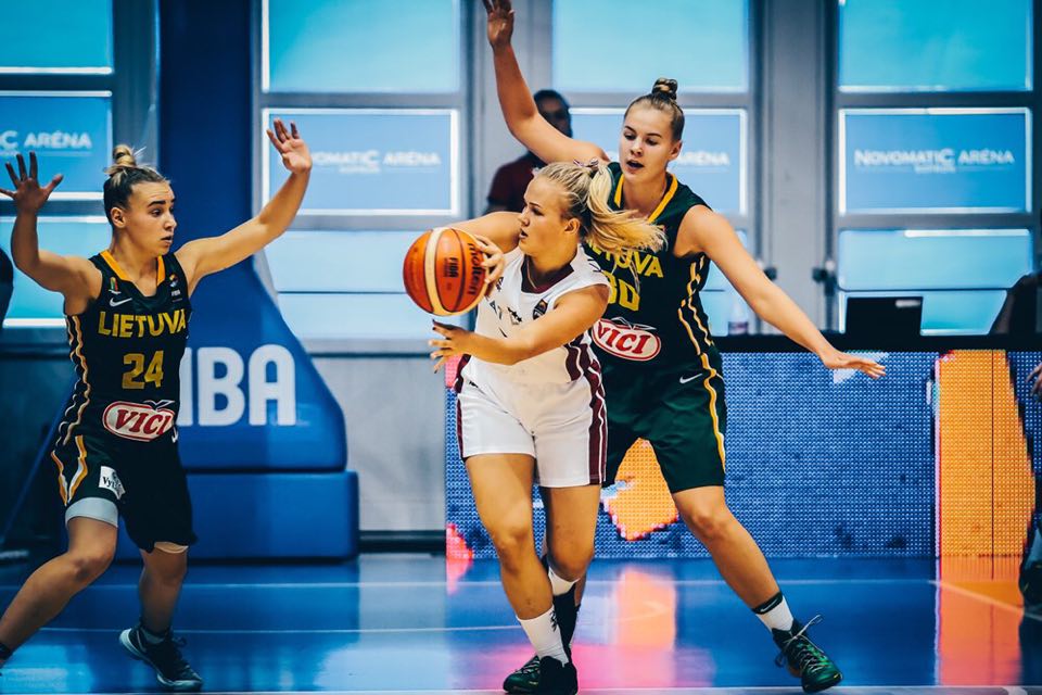 Brigita Turskytė, Lietuvos merginų krepšinio rinktinės vidurio puolėja, dėvėjo 30 numeriu pažymėtus marškinėlius./ FIBA nuotr.