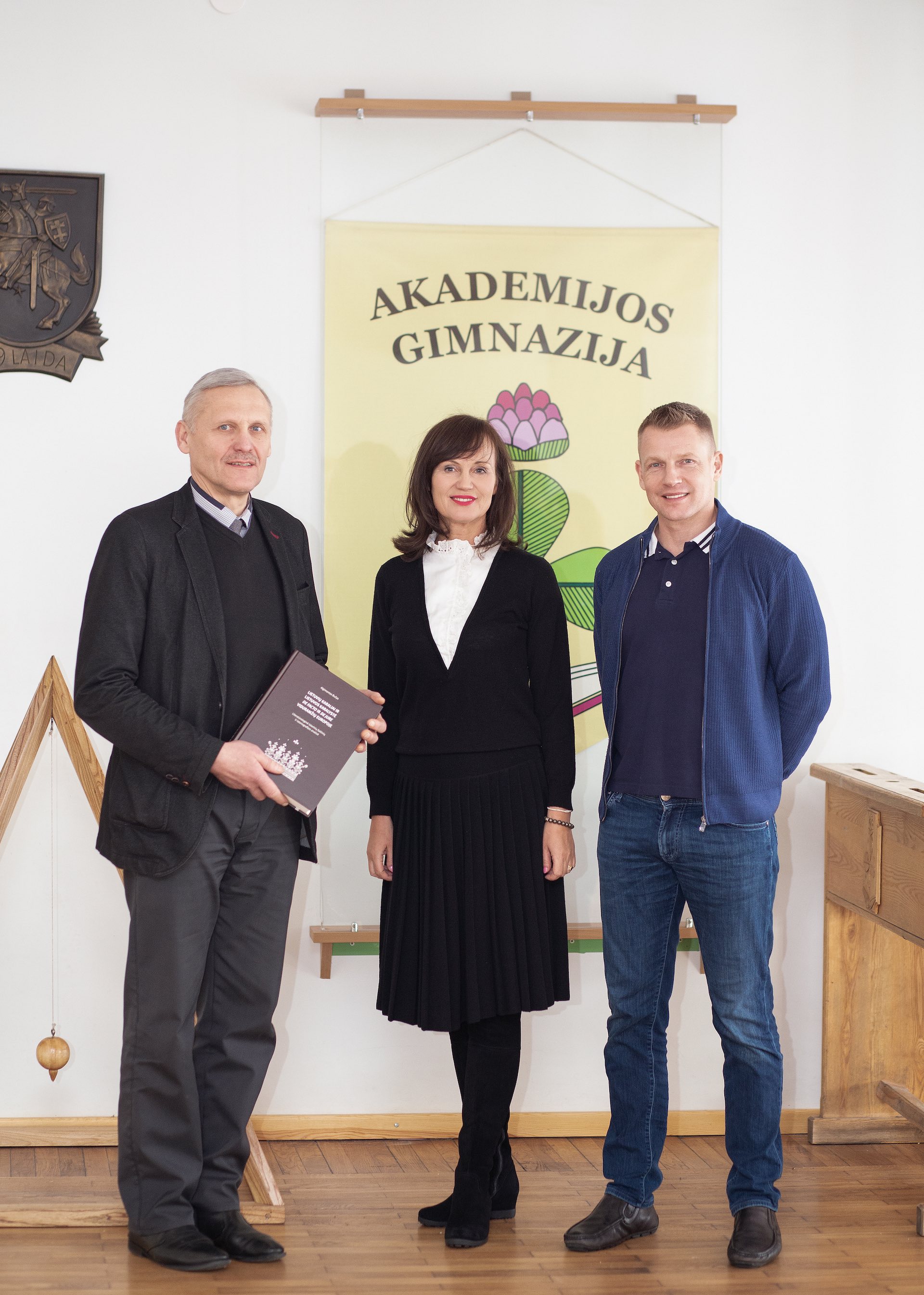 Akademijos mokykloje Direktorius Liudas Tauginas verslininkė Jolanta Blažytė ir knygų apie Lietuvą leidėjas Marius Jovaiša. Po susitikimo aplankytų mokyklų bibliotekoms J. Blažytė padovanojo literatūros istoriko Algimanto Bučio knygą – istorinių šaltinių analizę – leidžiančią teigti, kad viduramžių Europa Lietuvos kunigaikščius pripažino karaliais, todėl mūsų šalis taip pat buvo karalystė ne tik prie Mindaugo.