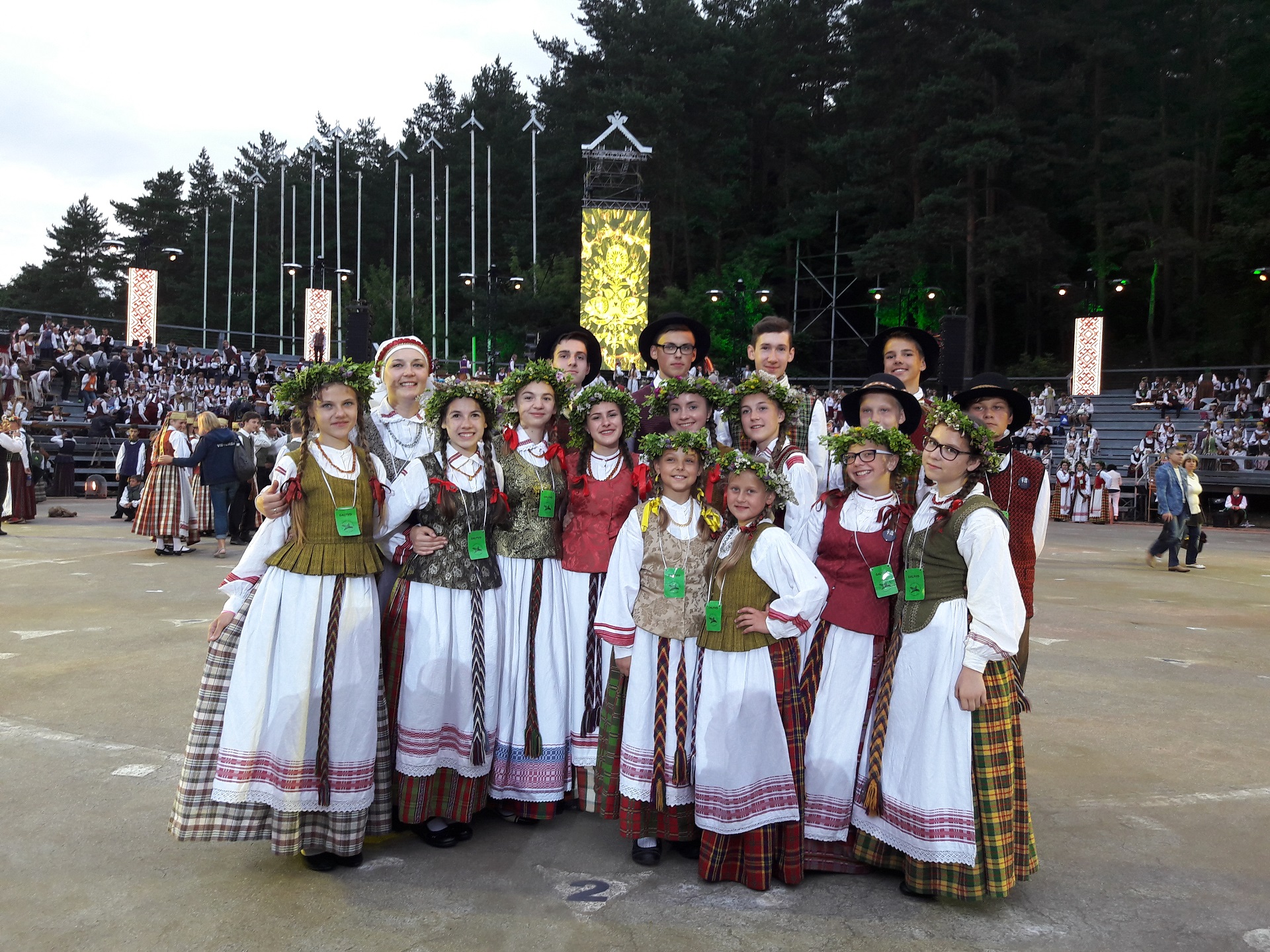 Lietuvos moksleivių dainų šventėje geriausi Lietuvos vaikų ir jaunimo folkloro ansambliai – tarp jų ir Krakių kultūros centro „Smilgelė“./ Asmeninio archyvo nuotr.