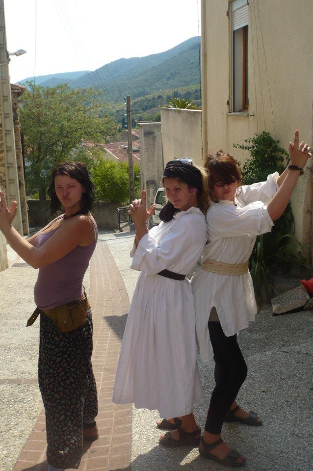 Teresa (de&scaron;inėje) Pietų Prancūzijos miestelyje Tautavel pasidabinusi tradiciniais vynuogių rinkėjos drabužiais./ Asmeninio archyvo nuotr.