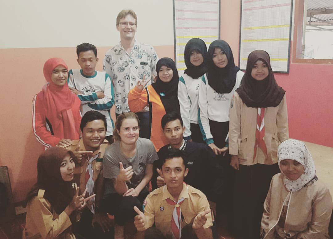 Apsilankymas pas vaikystės draugą (stovi vyras su akiniais) Indonezijoje nepraėjo perniek - vaikus mokė anglų kalbos./ Asmeninio archyvo nuotr.