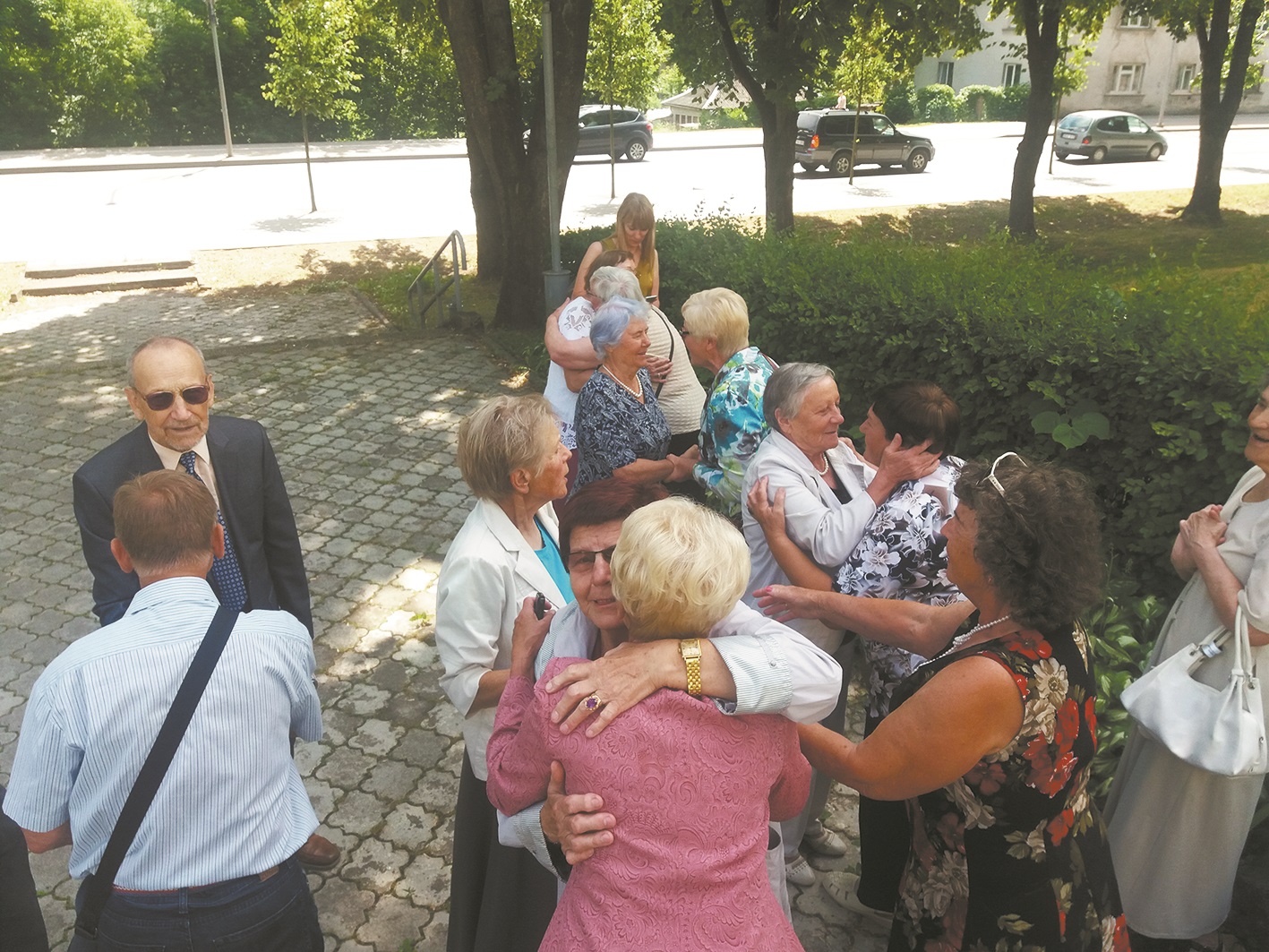 Susirinkusieji, šiltai sveikindamiesi ir glebėsčiuodamiesi, juokavo, kad šiandien jie atrodo jaunesni nei prieš penkerius metus. S. Patkauskaitės nuotr. 