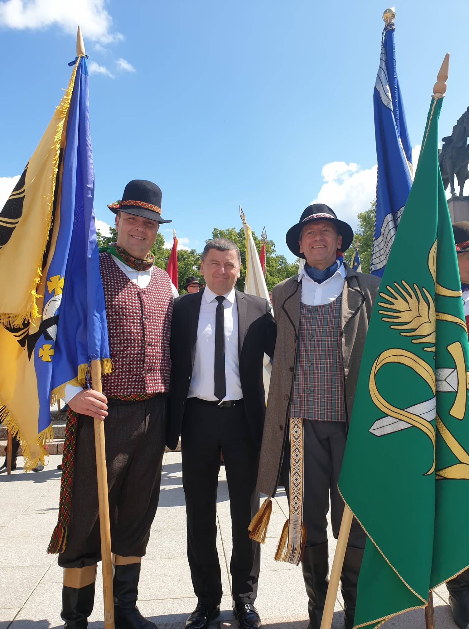 Iškilmingoje naujai išrinkto Lietuvos Respublikos Prezidento inauguracijos šventėje dalyvavo ir kėdainiečių delegacija: Kėdainių rajono savivaldybės meras (centre), gydytojas, Tarybos narys Alfredas Hofmanas (kairėje) ir Pernaravos seniūnas Artūras Gustas./ Asmenino archyvo nuotr.