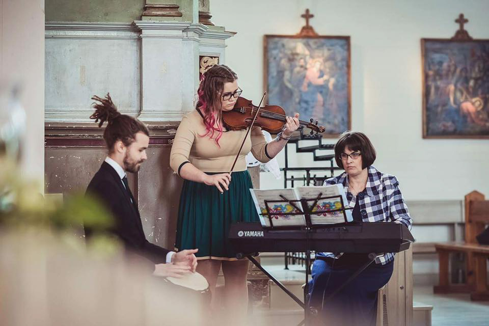 Agotą muziką lydėjo nuo pat mažens. Ir visai neatsitiktinai, nes visi jos šeimos nariai – brolis Justas (kairėje), mama Aušra (dešinėje) neabejingi muzikai. Akimirka iš brolio vestuvių.