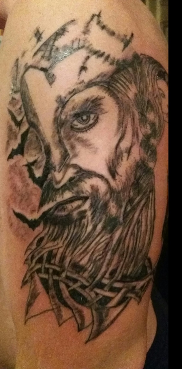Tėtis kiek lengviau nei mama priėmė jaunuolio pomėgį ir pasiryžo pats pasidaryti tatuiruotę./ Asmeninio archyvo nuotr.