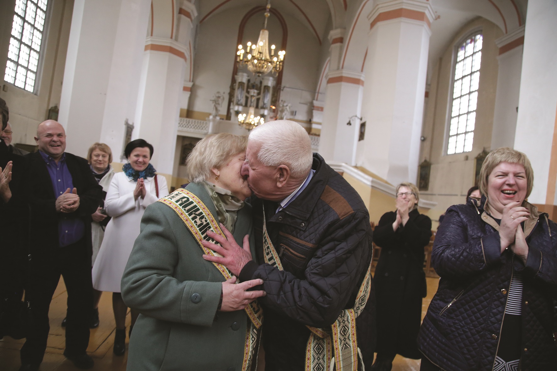 Atnaujintus santuokos įžadus Janina ir Česlovas sutvirtino bučiniu./ G. Minelgaitės nuotr.