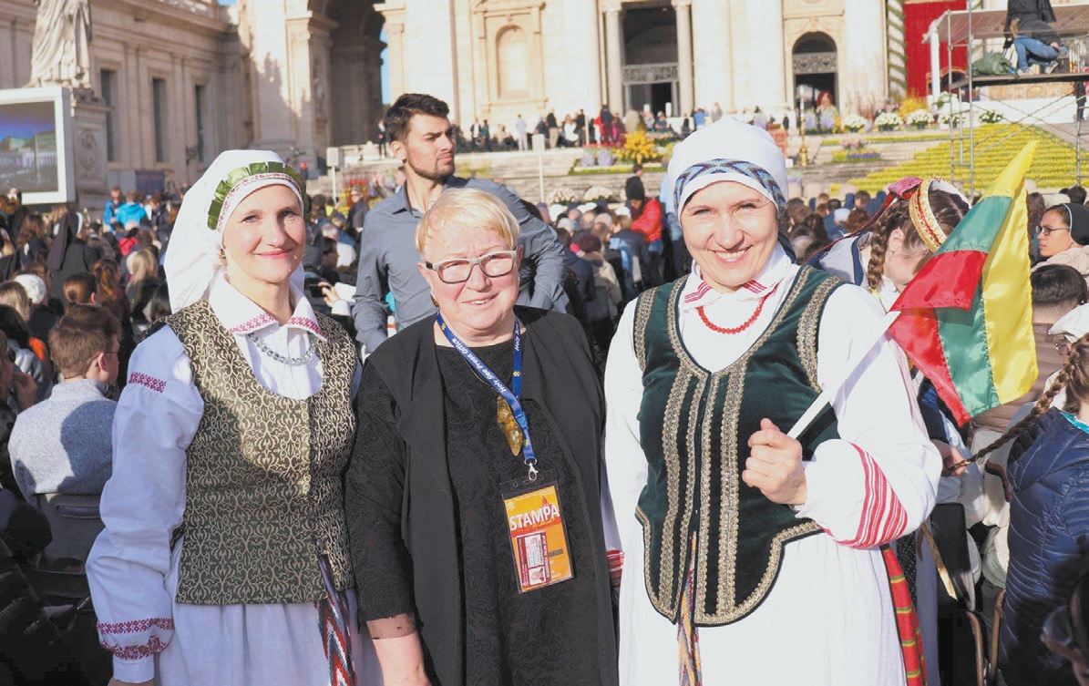 Sutinkant Šv. Velykas Vatikane, Šv. Petro aikštėje. Vaikų ir jaunimo tautinės muzikos kolektyvo „Auštaras“ vadovė Aušra Giedrienė, italų ir lietuvių kultūros centro vadovė, žurnalistė Laima Pangonytė, Krakių kultūros centro renginių organizatorė, Mikalojaus Katkataus gimnazijos mokytoja Daiva Dubinkienė. Asmeninio archyvo nuotr. 