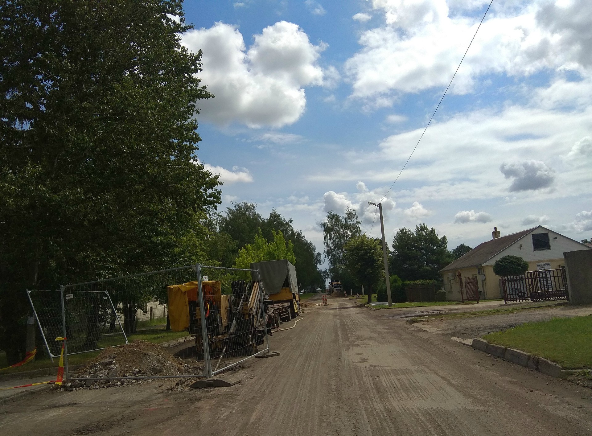 Birutės gatvėje lygiagrečiai vykdomas ir inžinerinių tinklų remontas – atnaujinami lietaus nuotekų tinklai. Renovuojami seni, avarinės būklės vamzdynai. Dimitrijaus Kuprijanovo nuotr. 