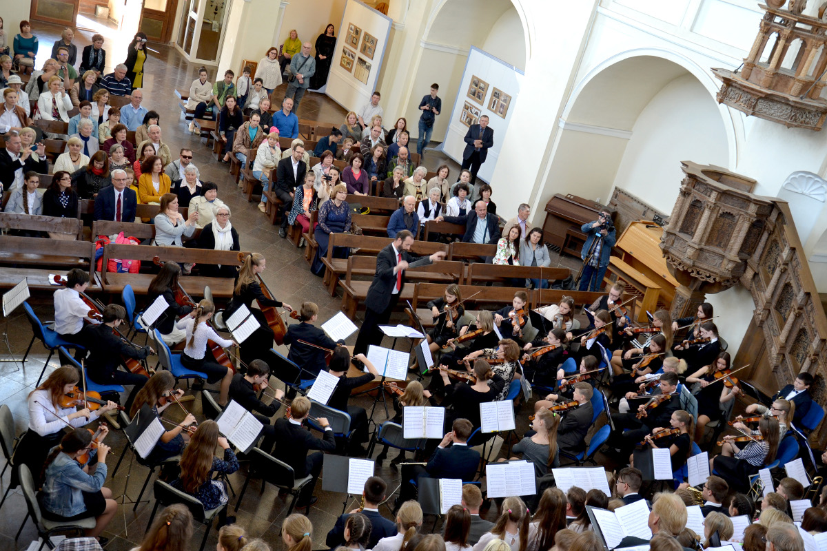 Radvilų laikus menančios šventovės skliautais vyko XII – ojo tarptautinio festivalio „Skambėk, jaunyste“ vaikų ir jaunimo simfoninio orkestro (meno vadovas ir dirigentas Kęstutis Plančiūnas) koncertas. / Organizatorių nuotr.