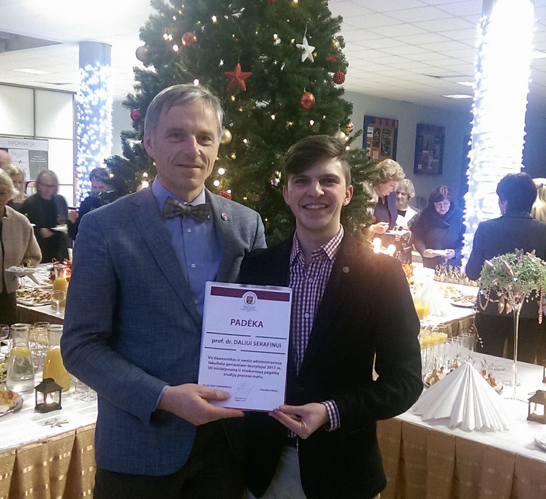 Prof. Dalius Serafinas prieš porą metų sulaukė malonios staigmenos Šv. Kalėdų proga – studentų padėkos už dėstymą, iniciatyvas ir pagalbą studijų metu. / Asmeninio archyvo nuotr. 