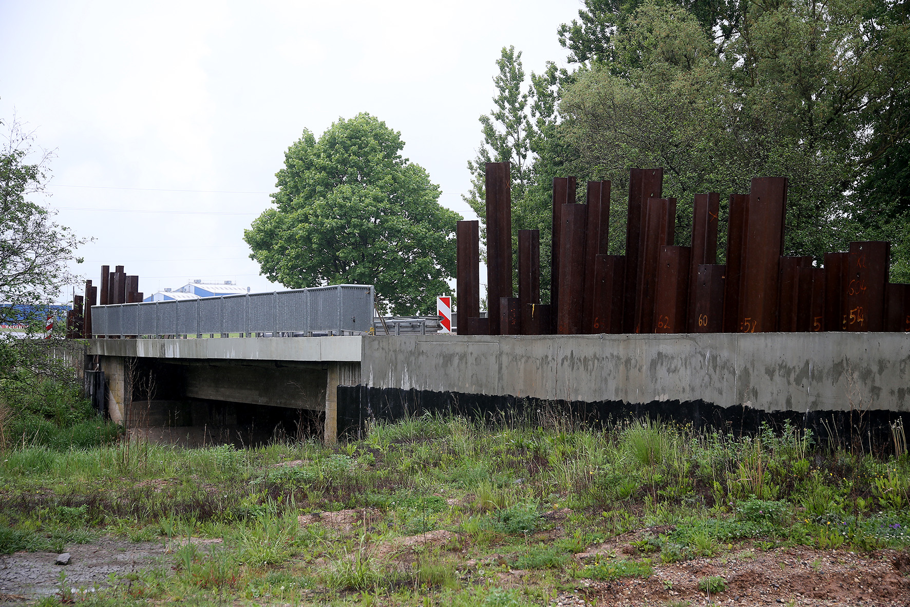 „Kauno apygardos teismas vertins, kaip vyko Dotnuvoje esančio amžiaus statyba pretenduojančio tapti tilto rekonstrukcija. STT agentai nustatė, kad konkursą laimėjusiai bendrovei neteisėtai techniką bei medžiagas davė jos vadovo tėvas – ilgametis valstybės įmonės „Kauno regiono keliai“ vadovas V. Lisauskas“. A. Barzdžiaus nuotr. 