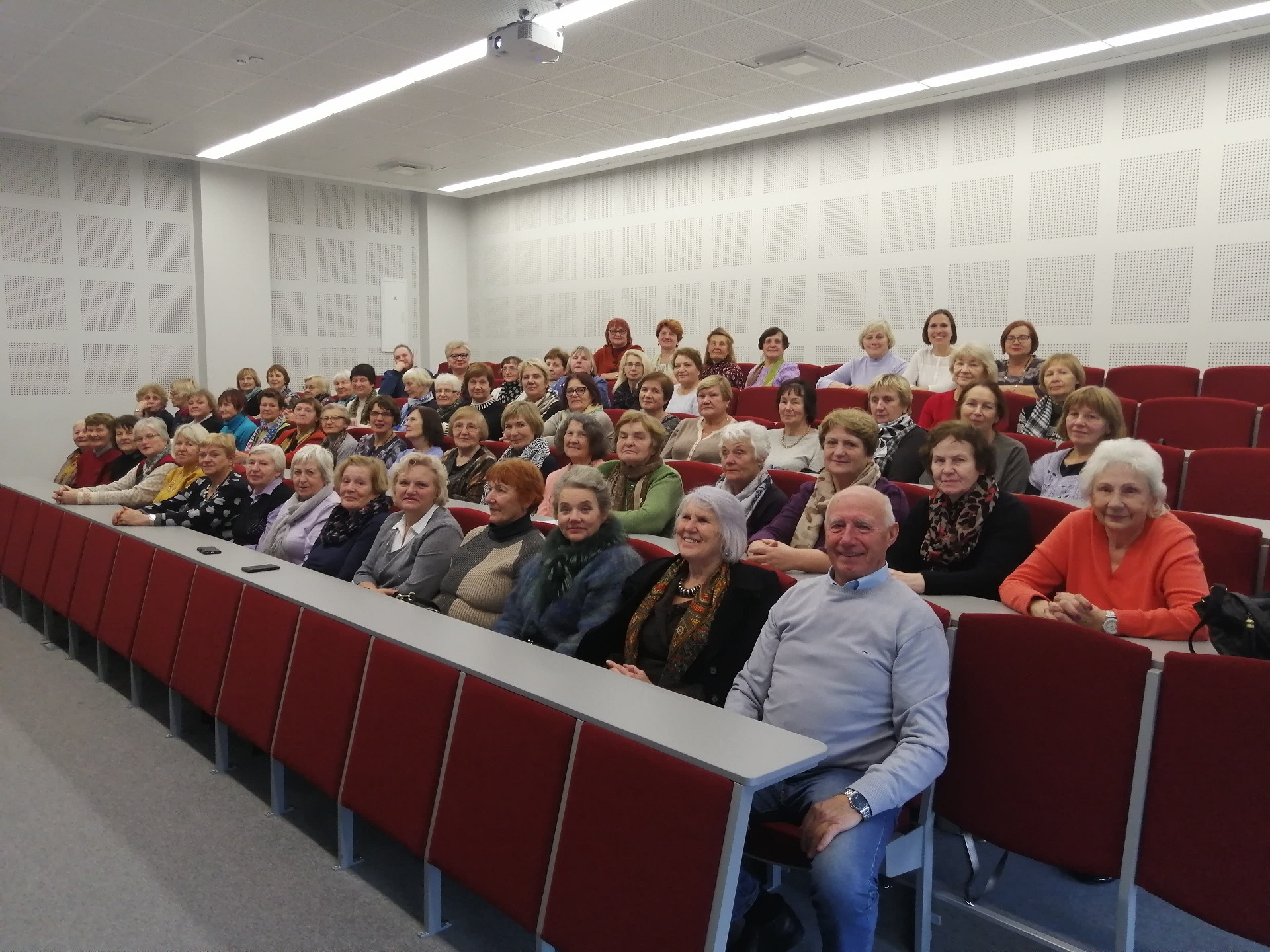 Diskusijos, paskaitos politinėmis, istorinėmis, socialinėmis, psichologinėmis, sveikos gyvensenos temomis, šokio, dainavimo, siuvimo pamokos, susitikimai su įdomiais žmonėmis, edukacinės išvykos – tokiais užsiėmimais savo kasdienybę nuspalvina mūsų krašto senjorai. Asmeninio archyvo nuotr. 