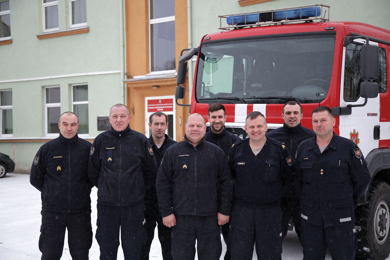 Kėdainių PGT Pirmosios pamainoms bebaimiams vyrams A. Daukša vadovauja jau daugiau nei du dešimtmečius. Nuotraukoje – pernai kėdainiečių pajėgas papildžiusi autocisterna „MAN“, kurioje telpa trys tonos vandens. G. Minelgaitės-Dautorės nuotr. 