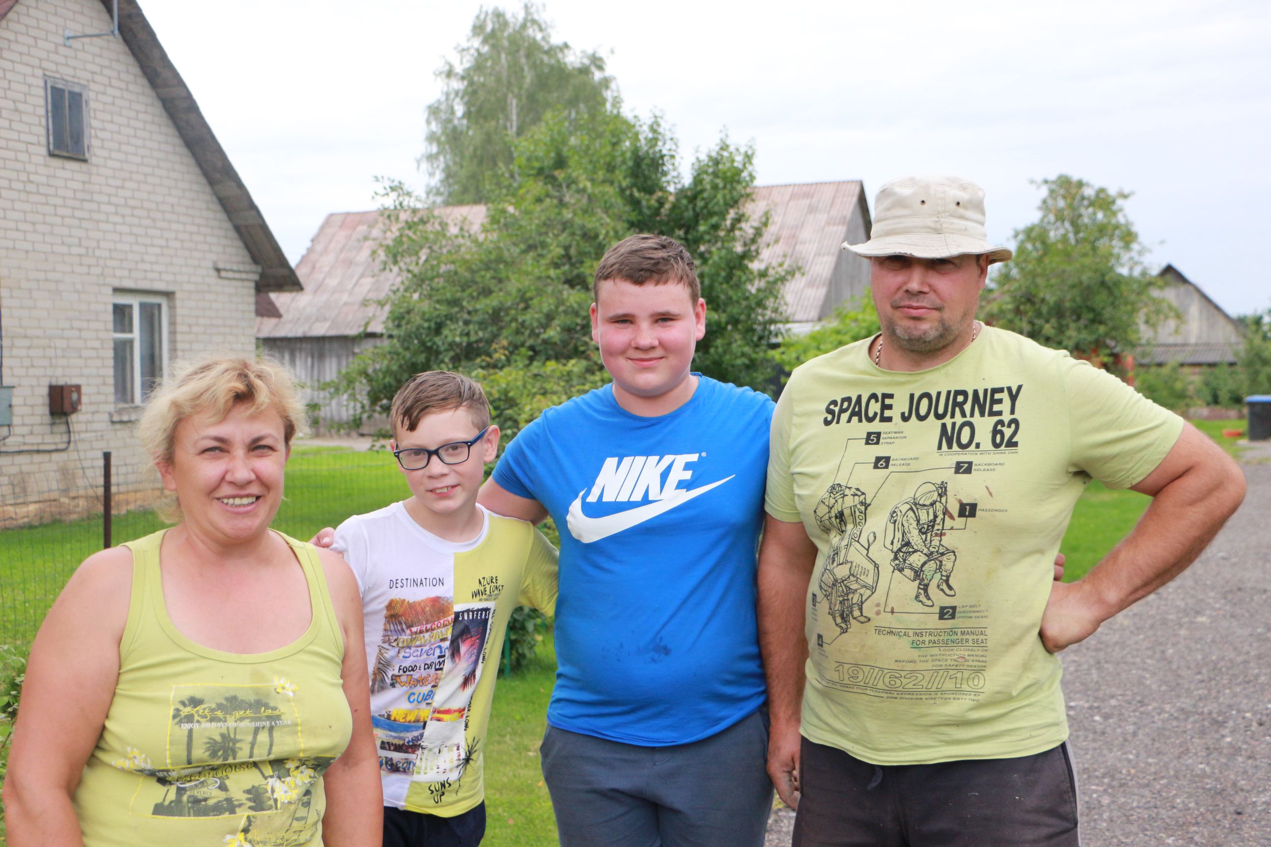 Prieš ketverius metus į Langakių kaimą iš Kauno atsikėlusi Irena Kunickaitė su vyru Gintaru ir anūkais Adrijumi (iš kairės) ir Luku. / D. Borodinaitės nuotr.