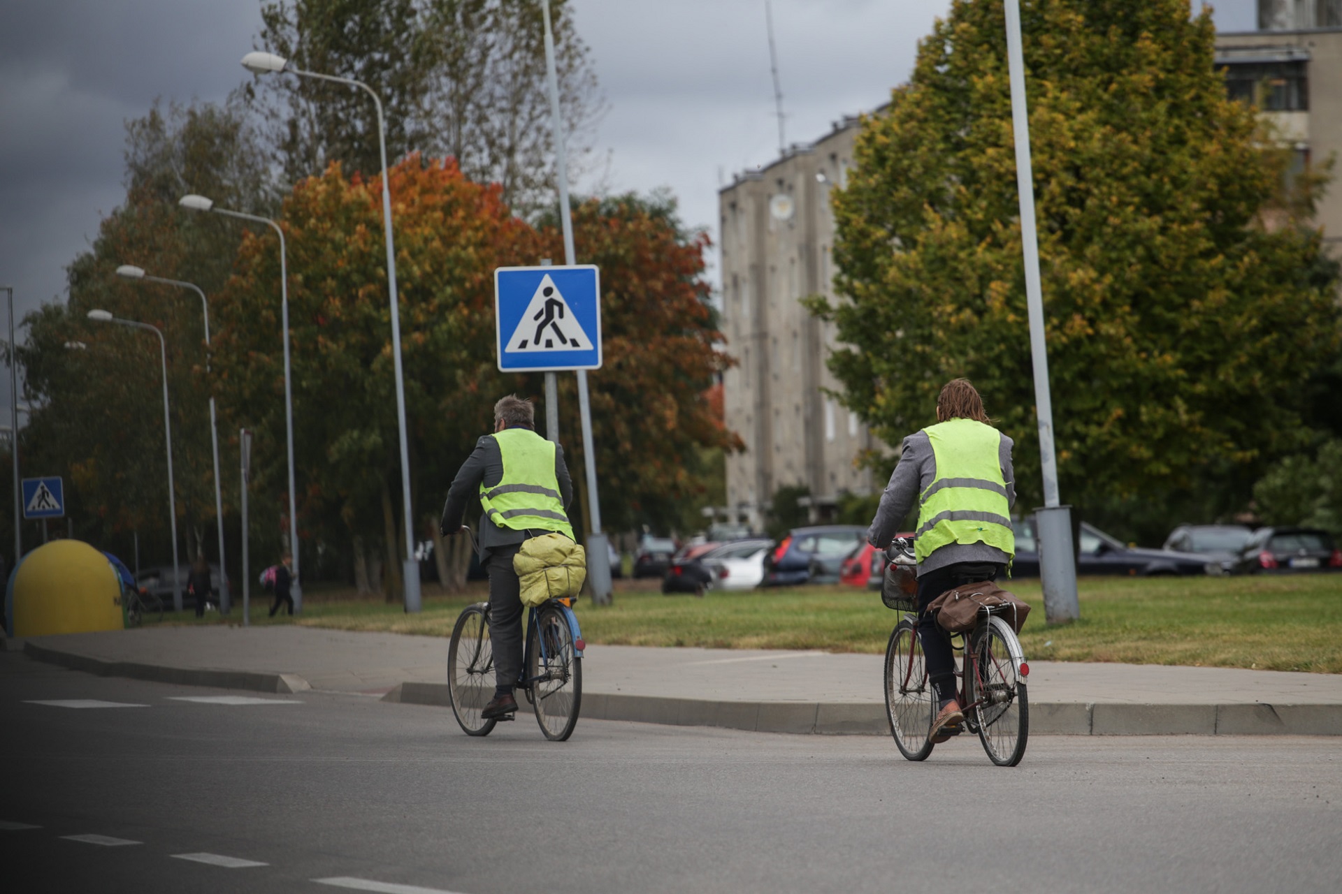 Džiugu, kad dabar dauguma dviratininkų vilki ryškiaspalves liemenes su šviesą atspindinčiais elementais. Kiekvienas vairuotojas patvirtins, kad tokį dviratininką ne tik tamsoje, bet ir šviesoje pastebi žymiai anksčiau. 