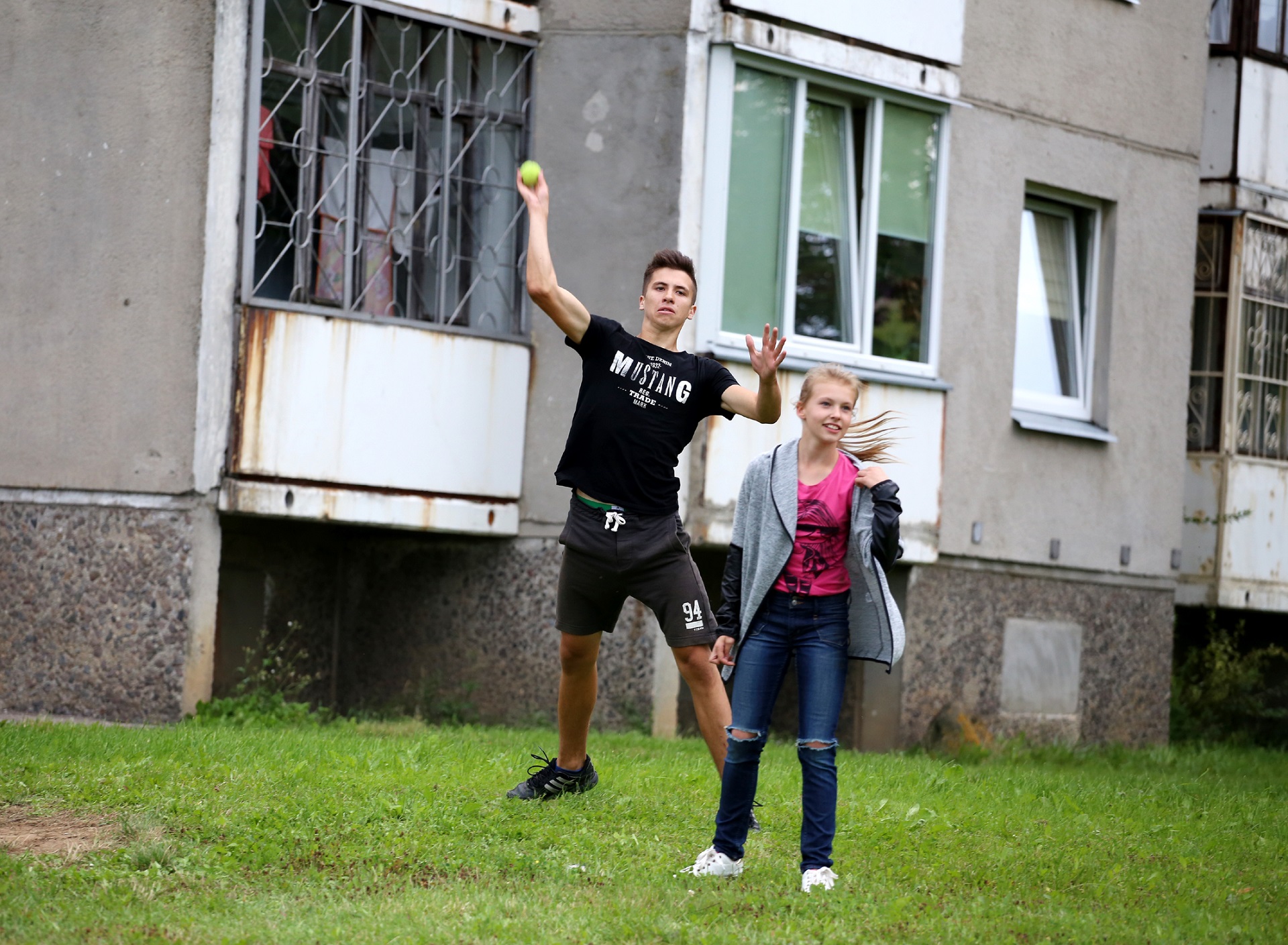 Kai labai nori, niekas nesvarbu: geriausia beisbolo aikštelė – prie daugiabučio namo kampo. / G . Minelgaitės nuotr.