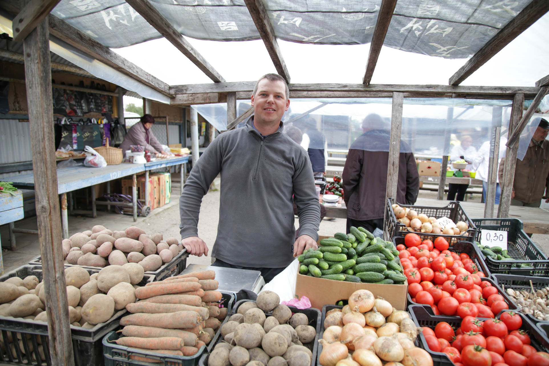 Prekybininkas Egidijus kviečia įsigyti šviežutėlių bulvių, morkų, kopūstų, svogūnų, pomidorų ir kitų rudens gėrybių. / G. Minelgaitės nuotr.