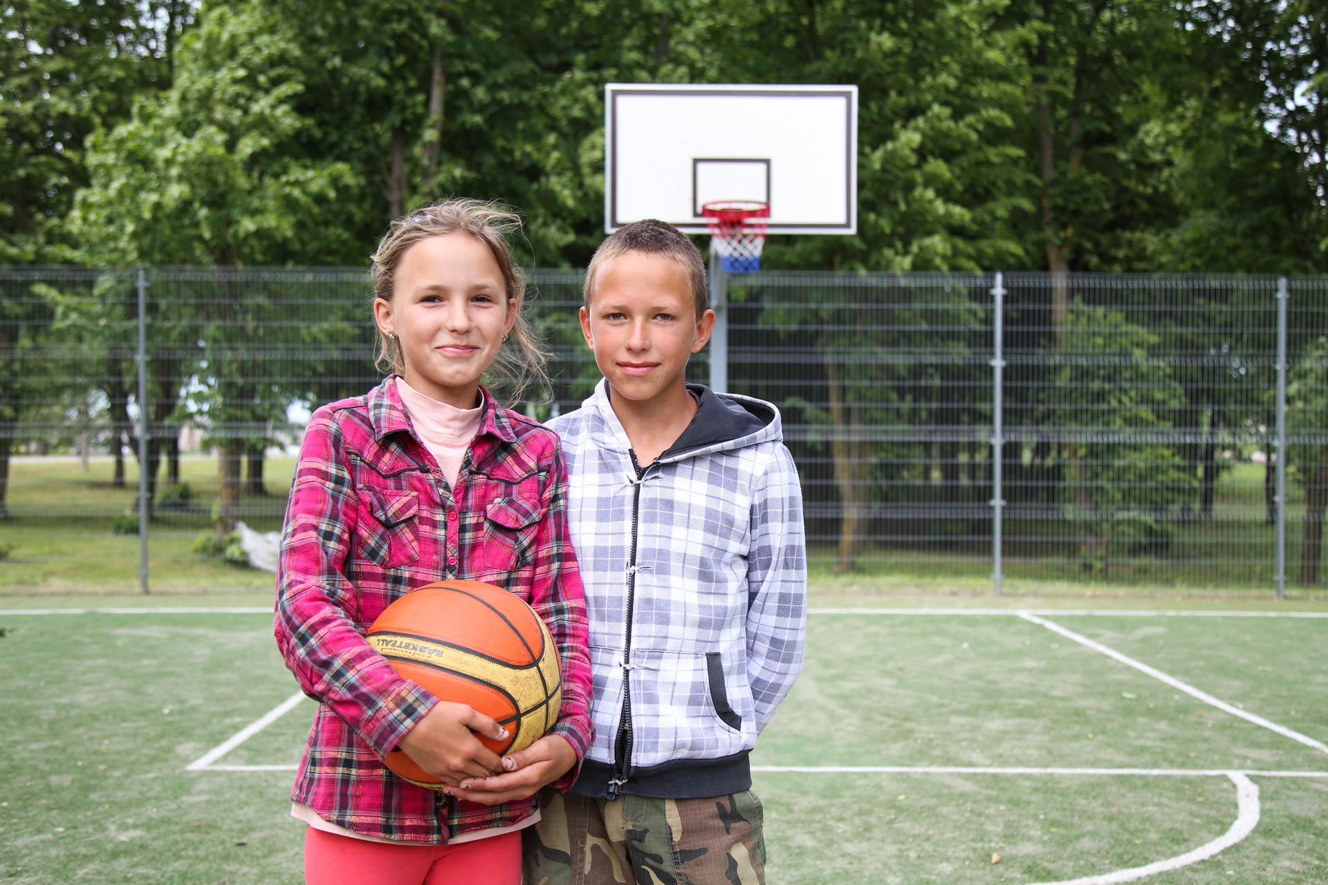 Kas jau kas, bet Daiva ir Deividas žino, kaip prasmingai išnaudoti laisvas vasaros dienas: kur kitur, jei ne krepšinio aikštelėje?