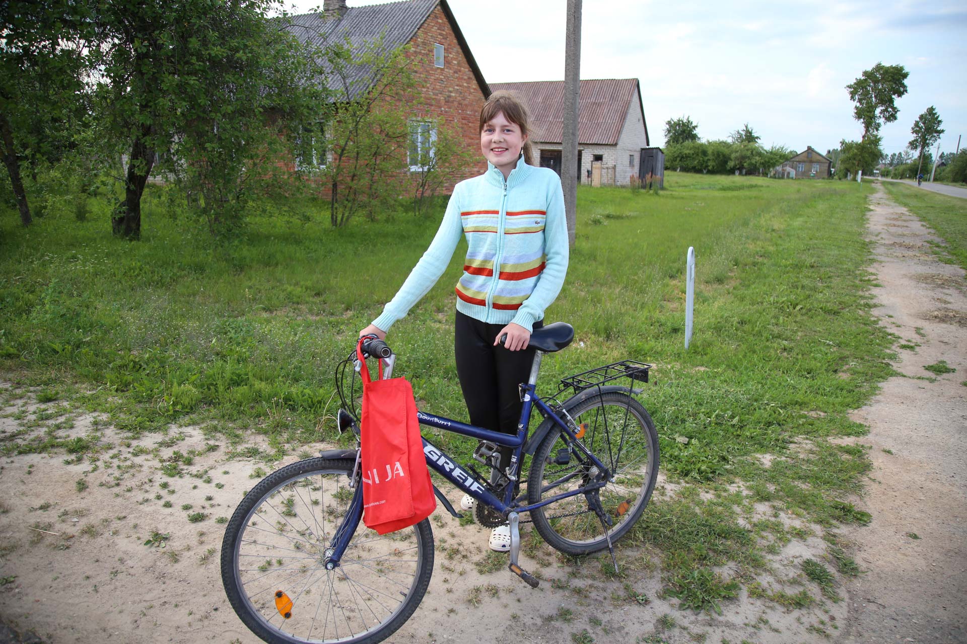 Keturiolikmetė Miglė juokauja, kad Meironiškiuose gyvena pusė jos giminės. Sutikome ją važiuojančią namo iš močiutės.