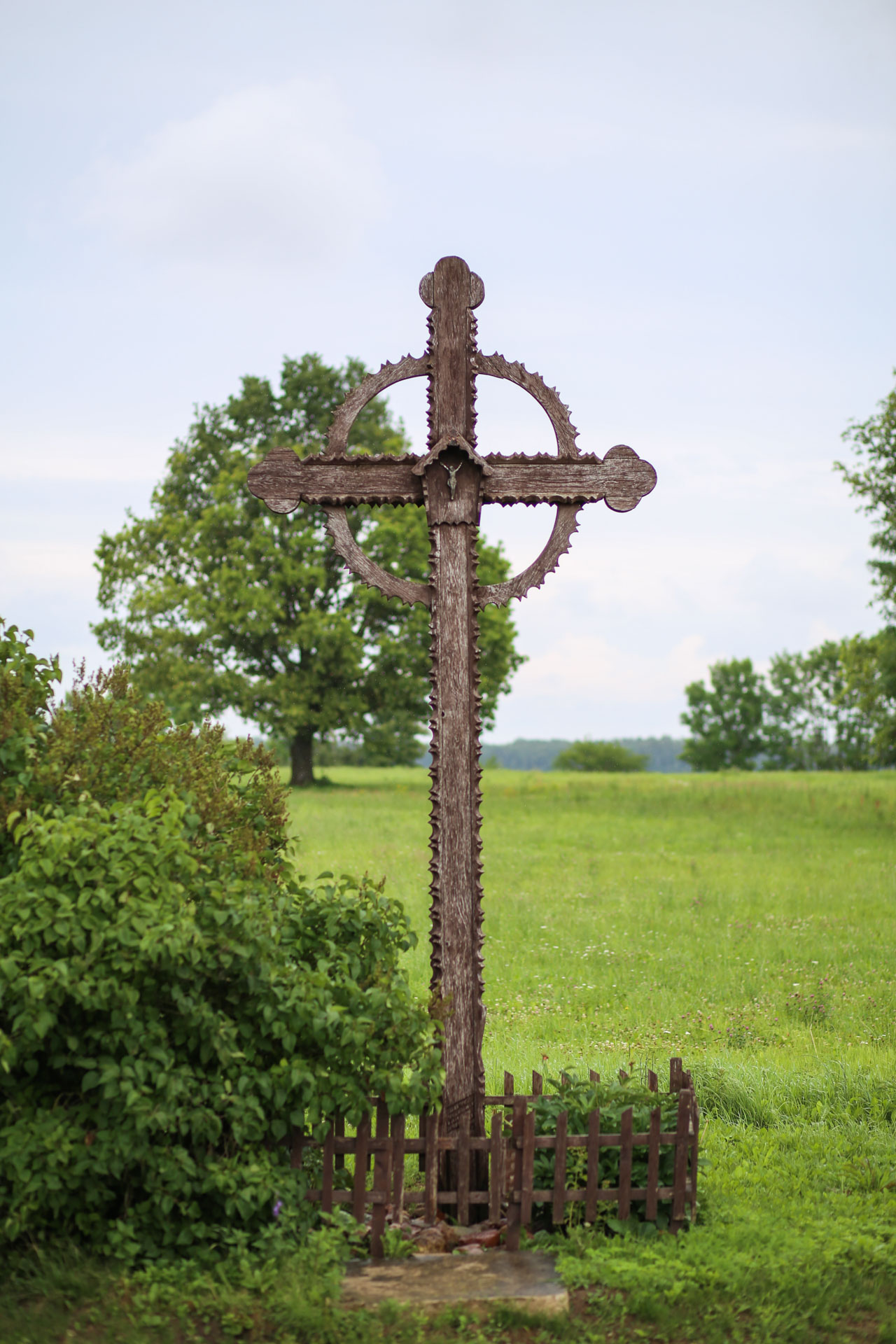 Devynduonių kaimo monumentai. Ant vieno jų rašoma, kad kaimas pirmąjį kartą paminėtas 1593 metais. / G. Minelgaitės nuotr.