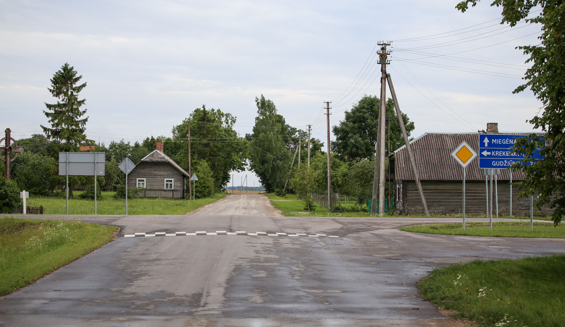 Devynduoniuose ant kelio yra du... „gulintys policininkai“. / G. Minelgaitės nuotr. 