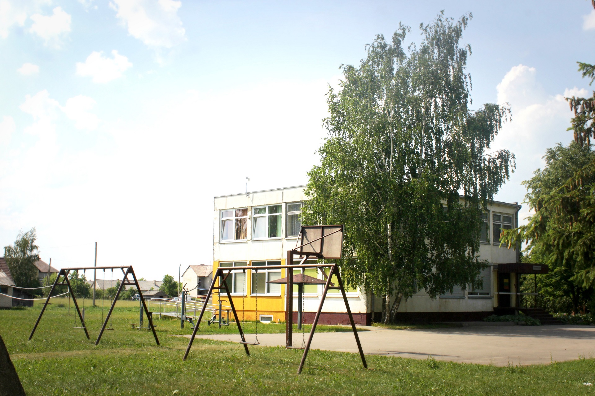 Bendruomenės namų teritorijoje yra krepšinio aikštelė, sūpynės, treniruokliai. Pastato viduje įsikūrusi biblioteka, medicinos punktas ir erdvės renginiams ar užsiėmimams. V. Petrilevičienės nuotr.