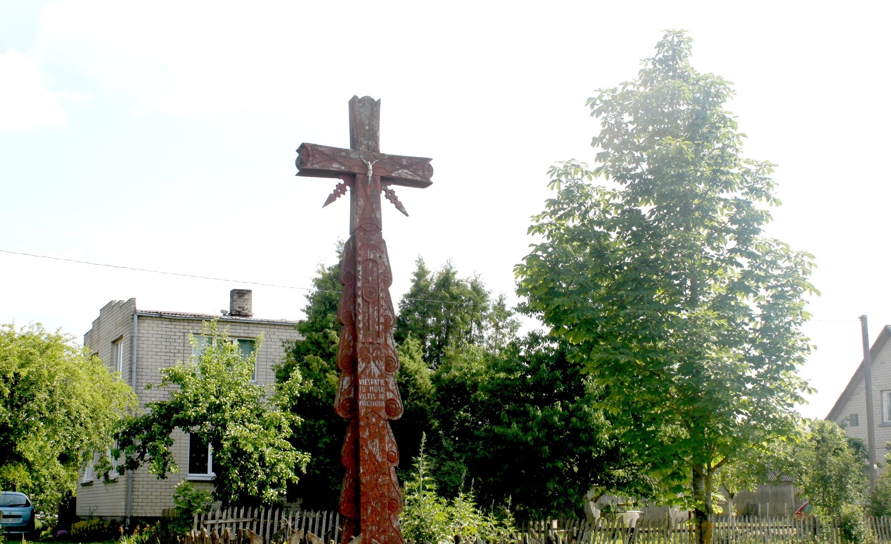 Kadaise senolių statytas ir laiko jau paženklintas kaimo kryžius. V. Petrilevičienės nuotr. 