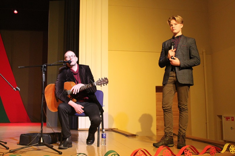 Poetas, publicistas, teatro ir kino režisierius, politiko Vytauto Landsbergio sūnus Vytautas V. Landsbergis (kairėje) su savo jaunuoju bičiuliu, talentinguoju Akademijos gimnazijos aštuntoku Jokūbu Augu./ Autorės nuotr.