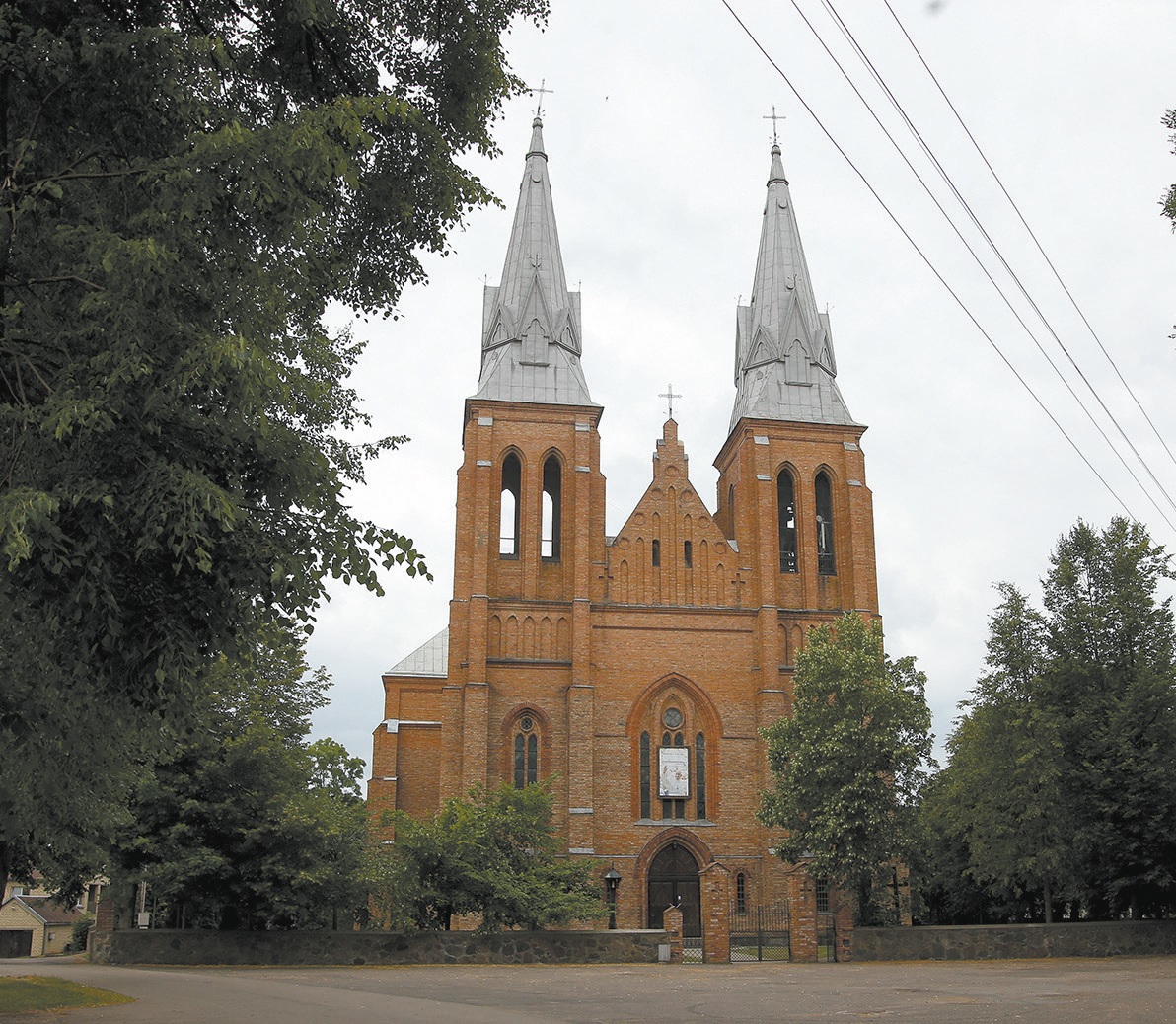 Pernaravos ir Josvainių parapijų klebonas kunigas Edvinas Rimavičius teigia, kad tikinčiųjų, dalyvaujančių Šv. Mišiose, nuolatos mažėja. A. Barzdžiaus nuotr.