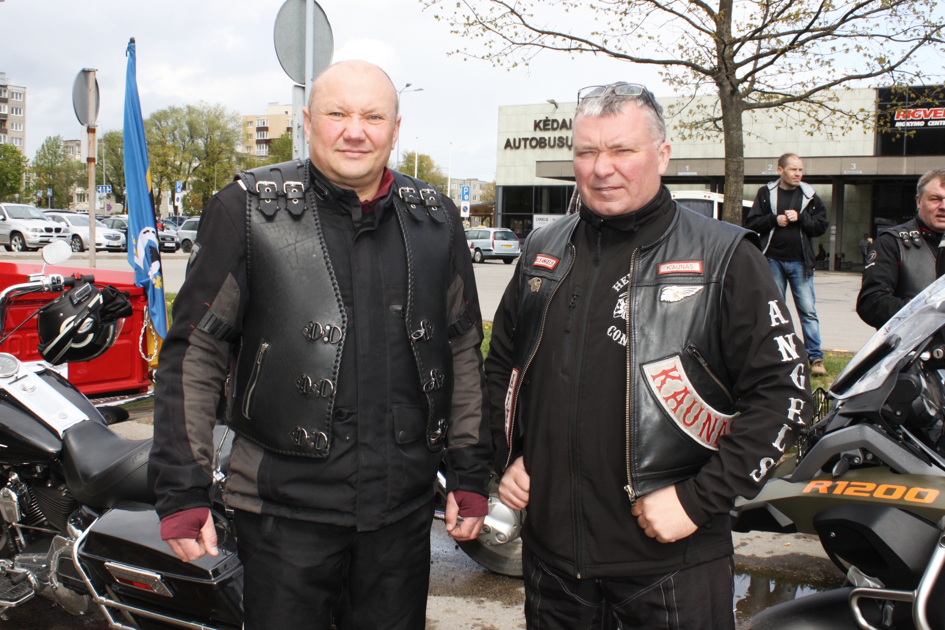 Sezono atidarymo ir uždarymo šventes Kėdainiuose su bendraminčiais rengia motociklininkas Gediminas Kazilionis (kairėje). J. Šveikytės nuotr.