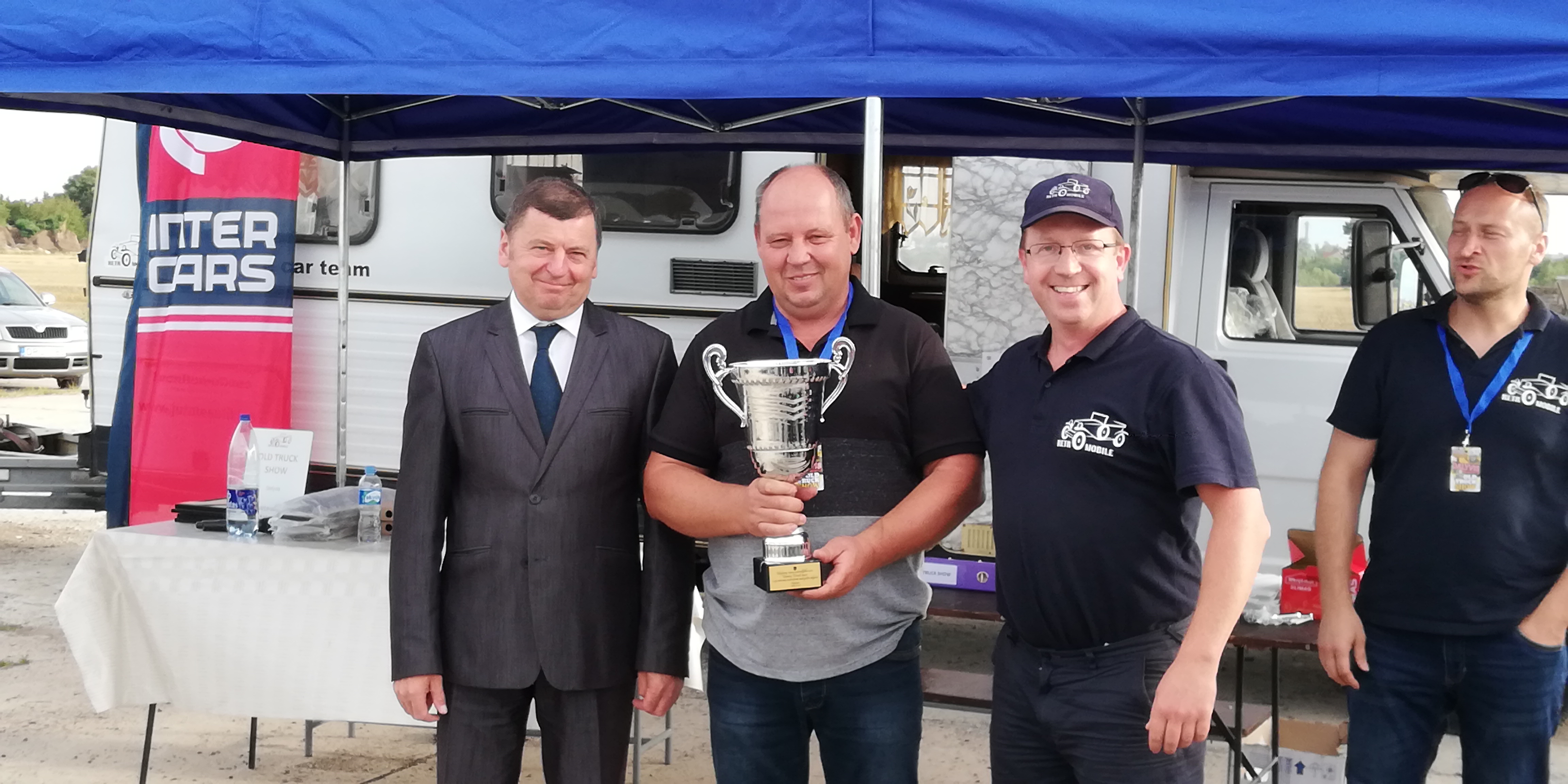 Kėdainių rajono savivaldybės meras Valentinas Tamulis (kairėje) sąskrydžio „Old Truck Show 2019“ dalyviams įsteigė vardinę taurę. Ją už šio renginio automobilį-simbolį iškovojo aštuonių ratų sunkvežimio „Maz“, dar vadinamo „Uraganu“, savininkas Valdas Zauka. Nuotraukoje dešinėje – sąskrydžio organizatorius, asociacijos „Retromobile“ prezidentas Ramūnas Kardelis./ Organizatorių nuotr.