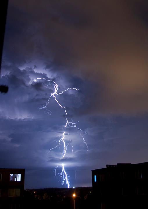 Buvo metas, kuomet kraštietis tiesiog pasinėrė į žaibų fotografavimą. Audra prasideda, A. Kantautas čiumpa fotoaparatą ir neria į laukus. Istorijos herojaus nuotr.