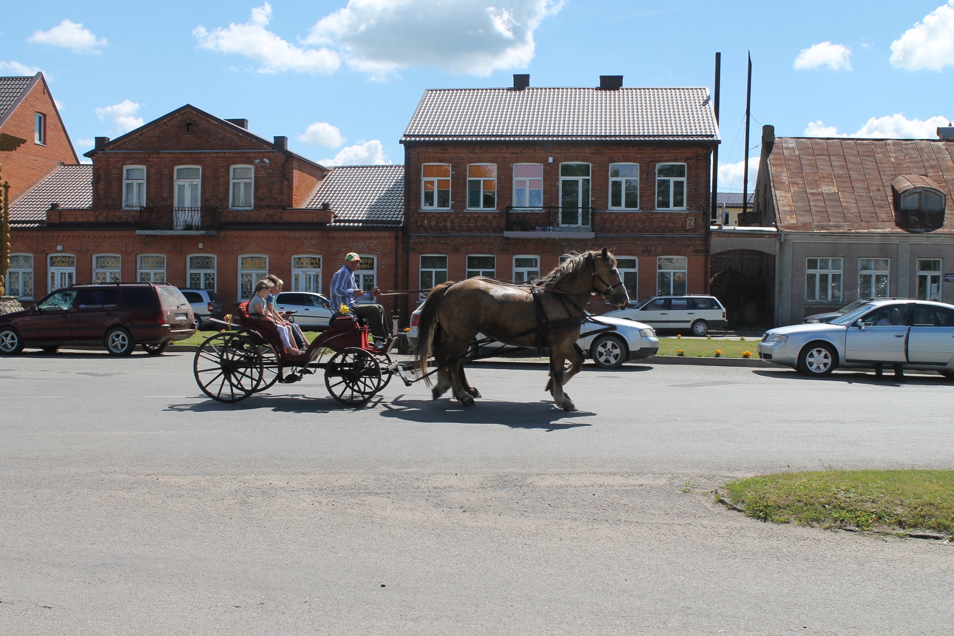 Krakių Laisvės aikštė jau kelerius metus laukia rekonstrukcijos. Krakių bendruomenės nuotr. 