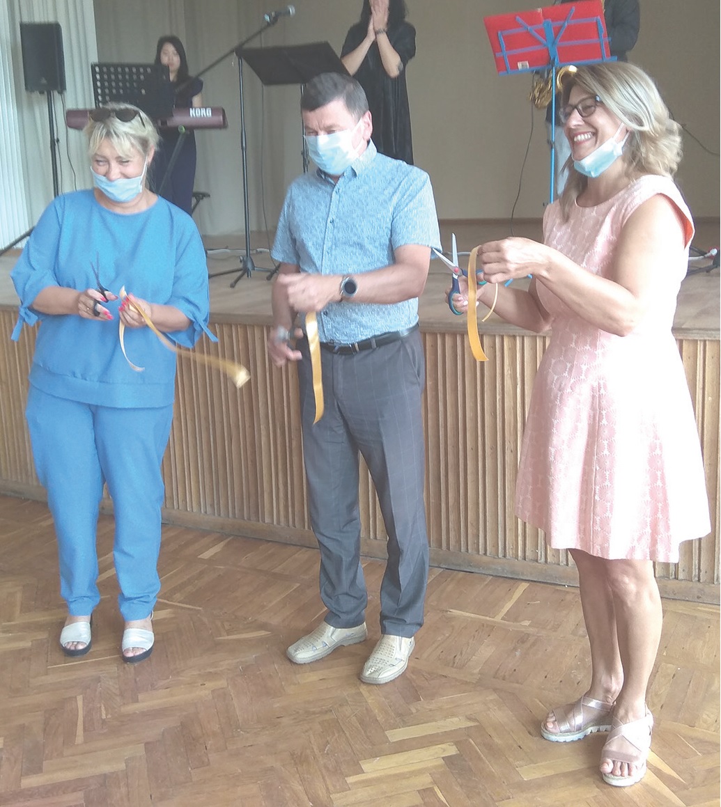 Naująją Kunionių kaimo bendruomenės salę atidarė ir simbolinę juostą perkirpo Kunionių bendruomenės centro pirmininkė Vilma Fedosiukienė, Kėdainių rajono savivaldybės meras Valentinas Tamulis ir Kėdainių rajono vietos veiklos grupės pirmininkė Aušra Vaidotienė..Dimitrijaus Kuprijanovo nuotr.