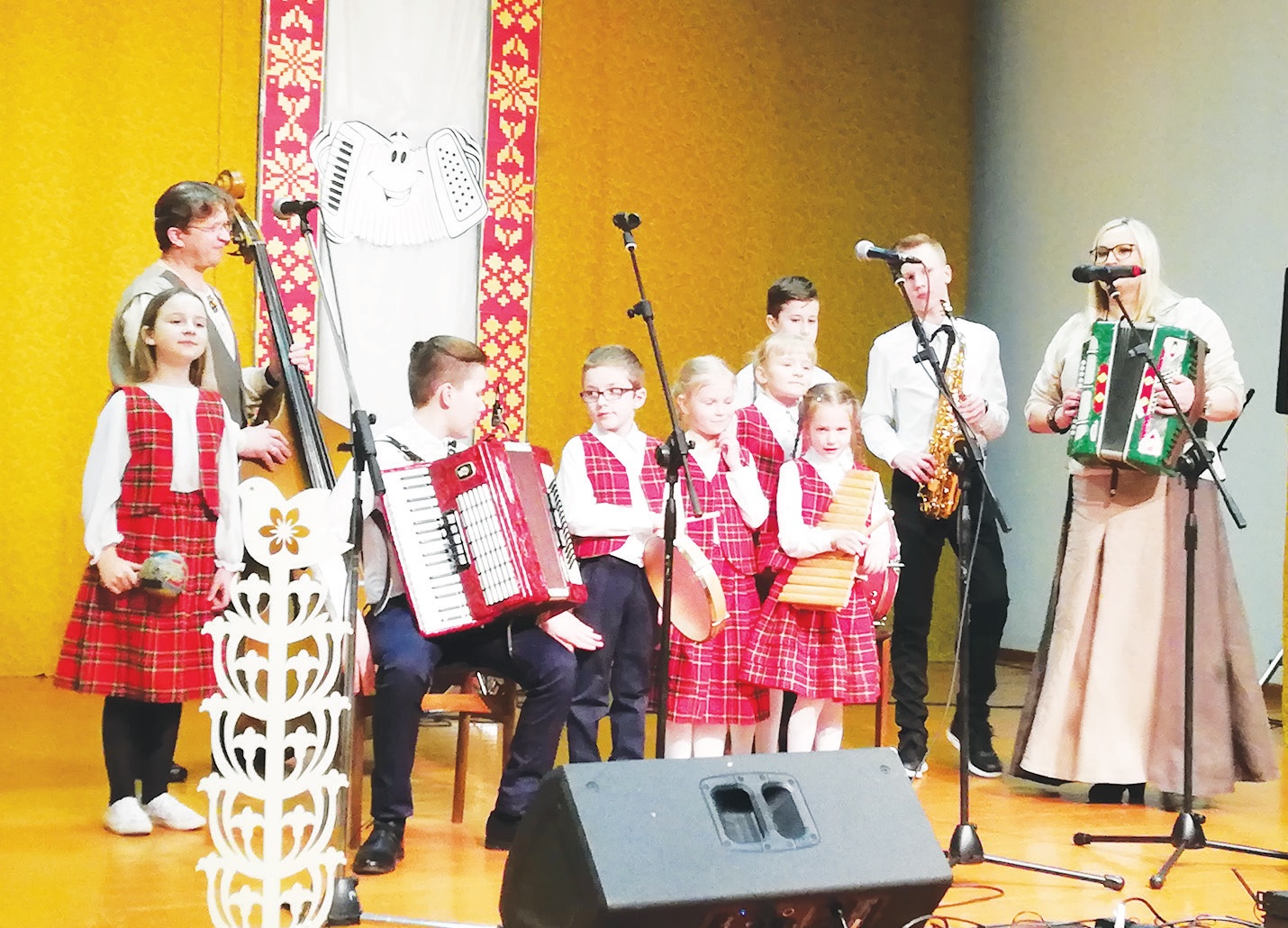 Labūnavos pagrindinės mokyklos pirmokėlių ir penktokų kapelytė, vadovaujama mokytojos metodininkės Jurgitos Vaitiekūnienės. Linksmu šokiu ir muzikavimu jaunieji labūnaviečiai pradėjo kapelų šventę.