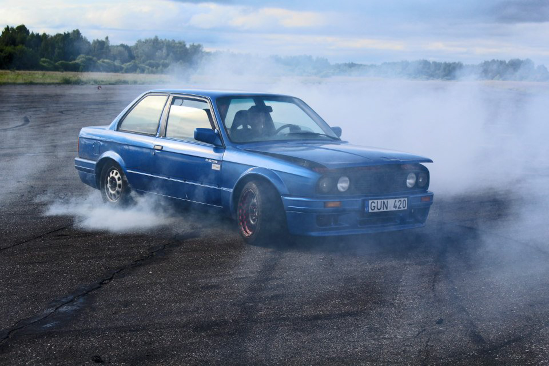 Drifte svarbiausia – kvalifikacija, nustatyta trasa ir trajektorija, porinis važiavimas, šou elementai: kai sportiniai automobiliai gali piešti saules, kelti dūmus. „Tai įdomu ir pilotams, ir žiūrovams“, – sako Modestas. / Asmeninio archyvo nuotr. 