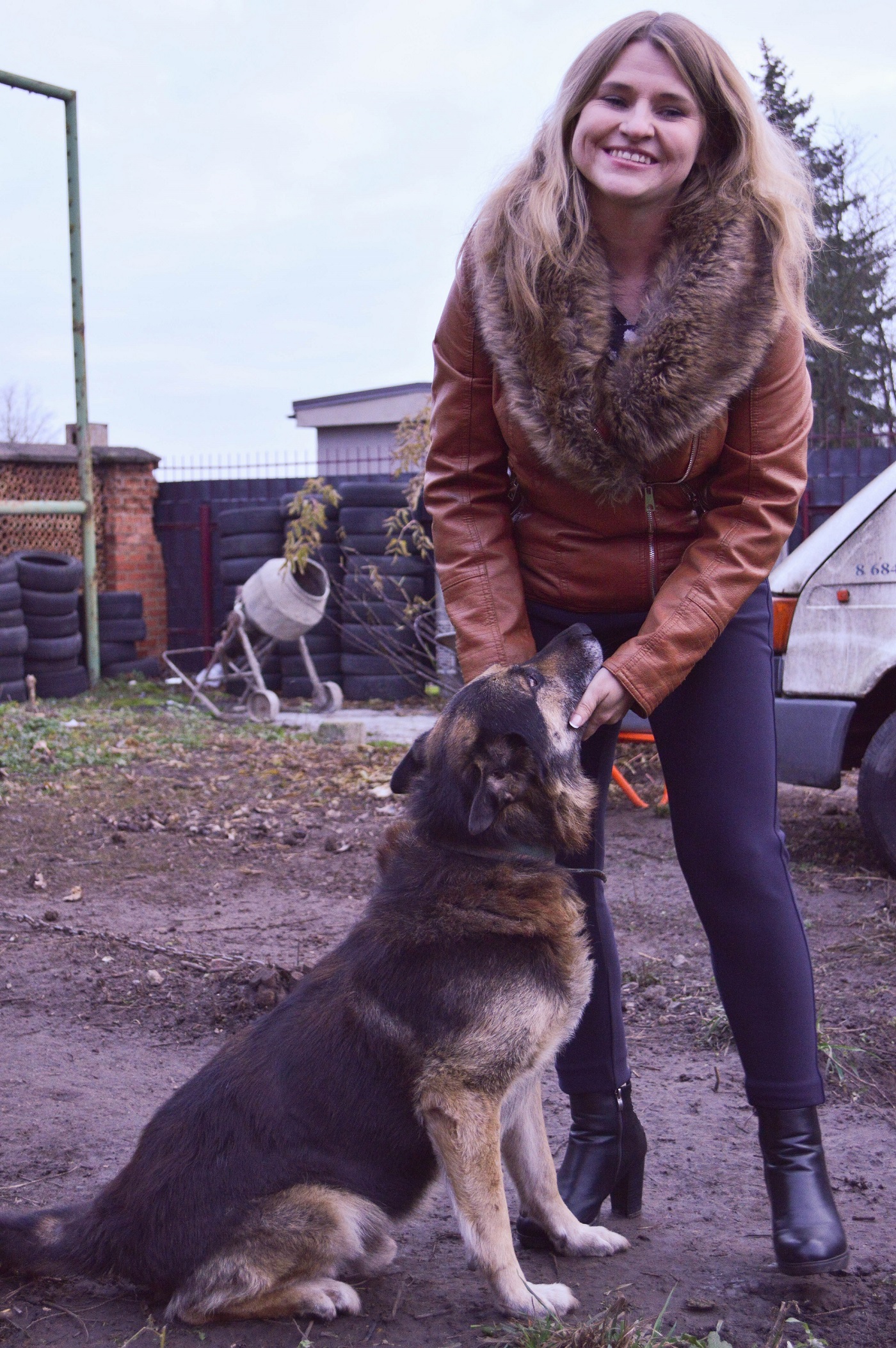 Šis šunelis – šeimos išgelbėtas nuo baisios lemties. Jovita sako, kad jos sūnus, sužinojęs apie mirčiai pasmerktą keturkojį, paprašė jį priglausti. Dabar jis palaiko draugiją serviso darbuotojams.