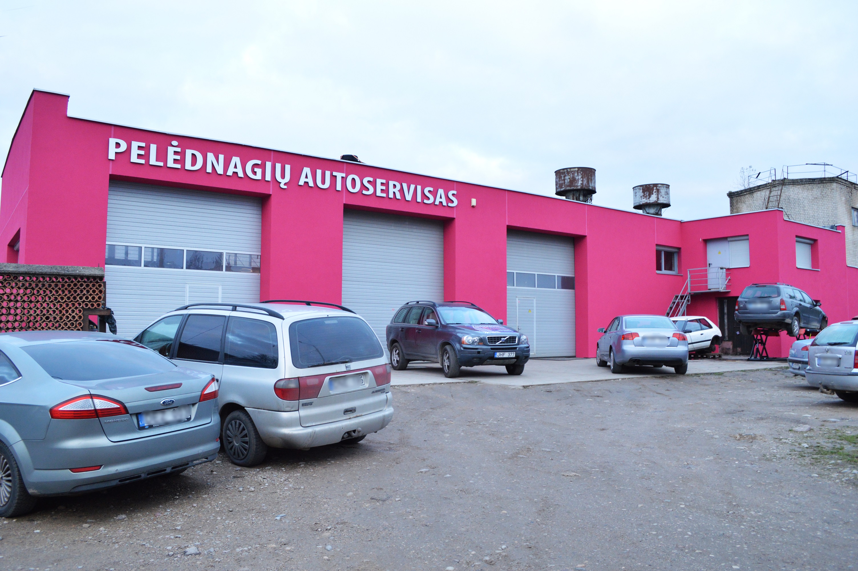 Pelėdnagių autoservisas  – it rožė ant kalno. Su niekuo nesumaišysi, kito tokio nepamatysi ir tikrai niekada jo nepamirši.