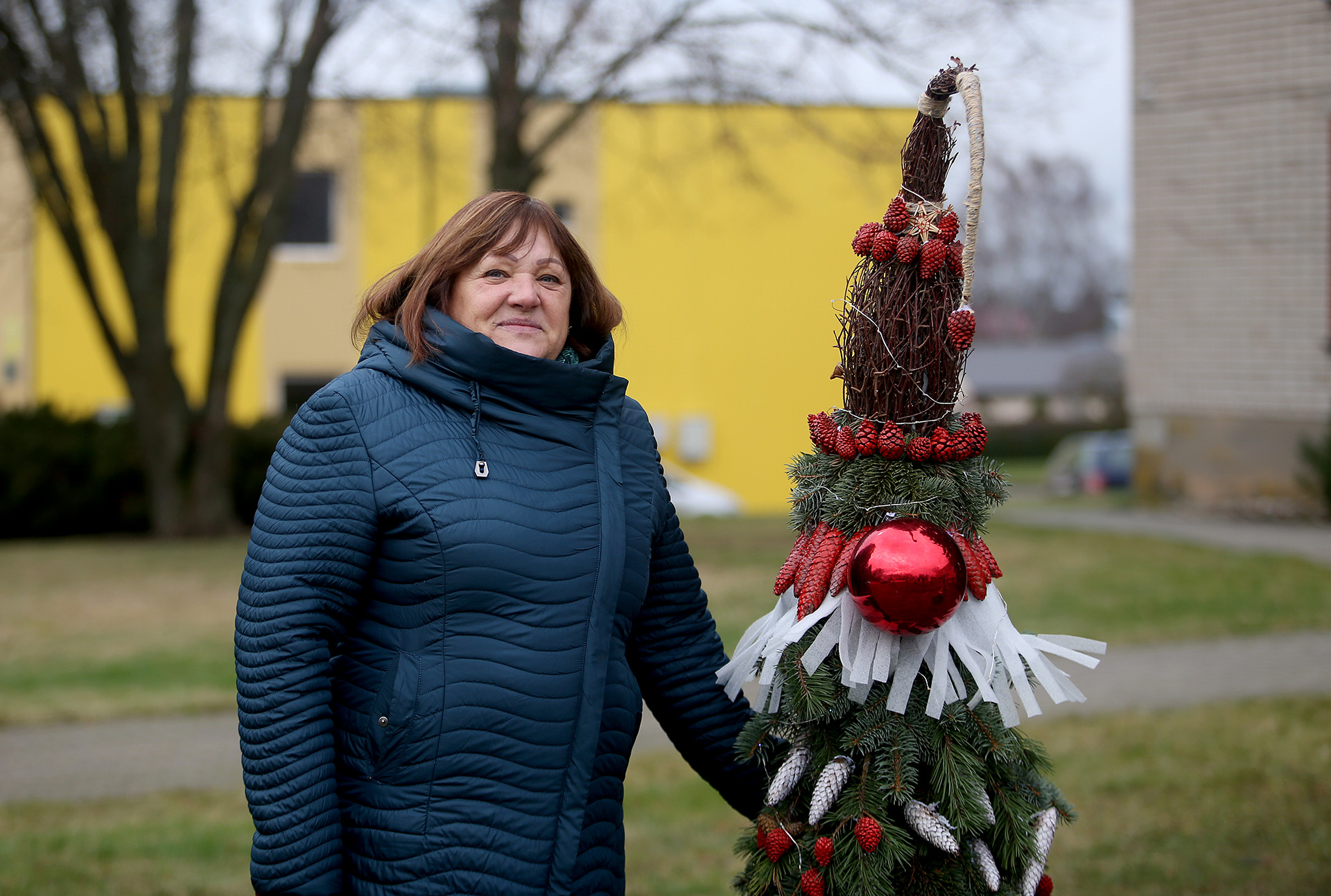 Kėdainių kultūros centro Labūnavos skyriaus vadovė Rita Kučiauskienė šalia kultūros centro skyriaus bendruomenės eglutės „Nykštukas“. / A. Barzdžiaus nuotr. 