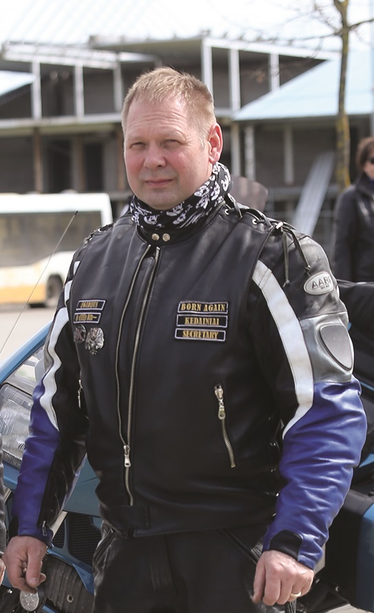 Kėdainių baikerių klubo „Born again“ narys Egidijus Vičiūnas pabrėžia motociklų ir automobilių valdymo bei manevravimo skirtumų svarbą./ G. Minelgaitės nuotr.