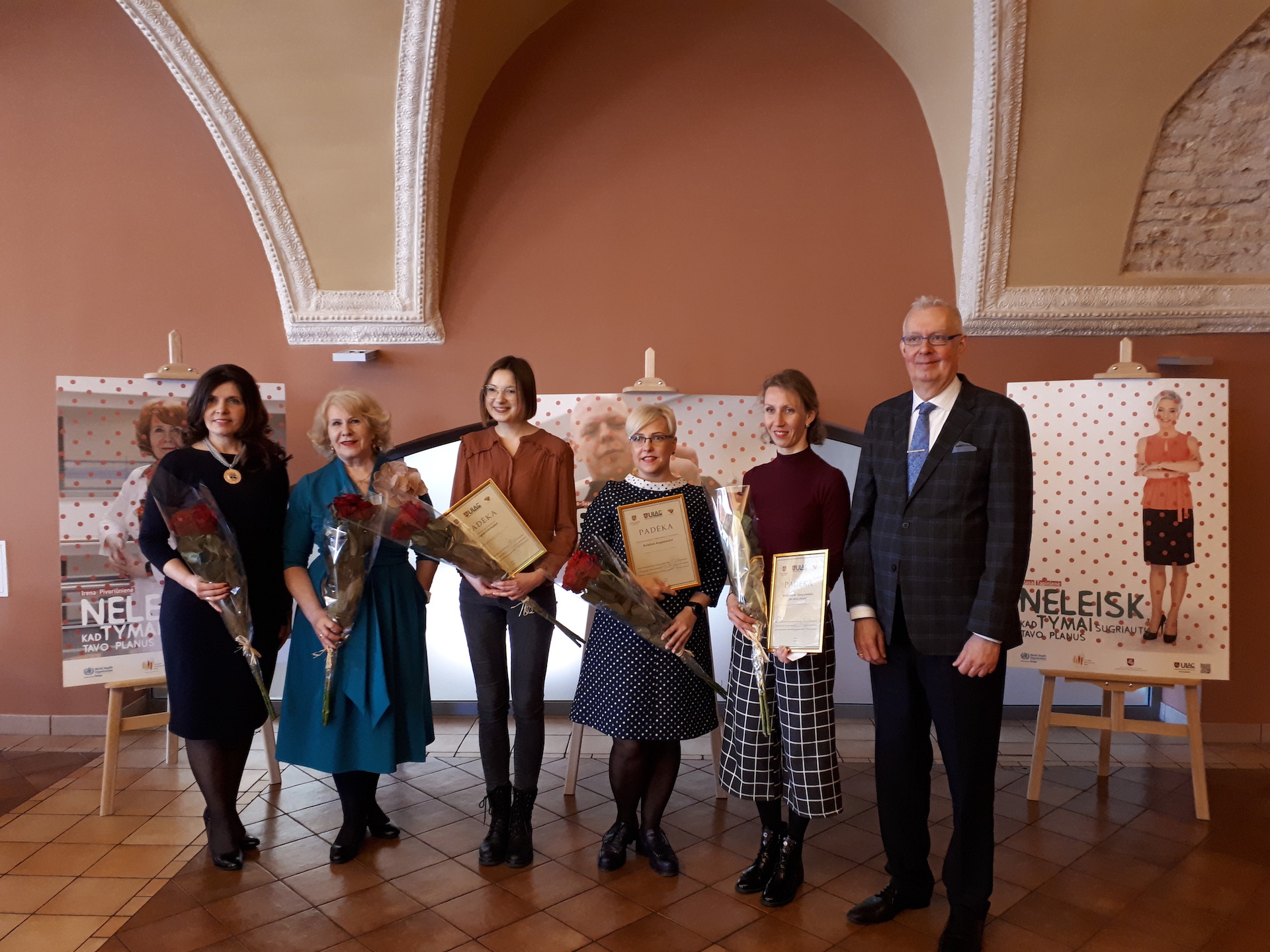 Konkurso laureatės su Lietuvos savivaldybių visuomenės sveikatos biurų asociacijos pirmininke Danguole Avižiuviene (iš kairės), gydytoja Irena Pivoriūniene ir JAV diplomatu Viktoru Sidabru.