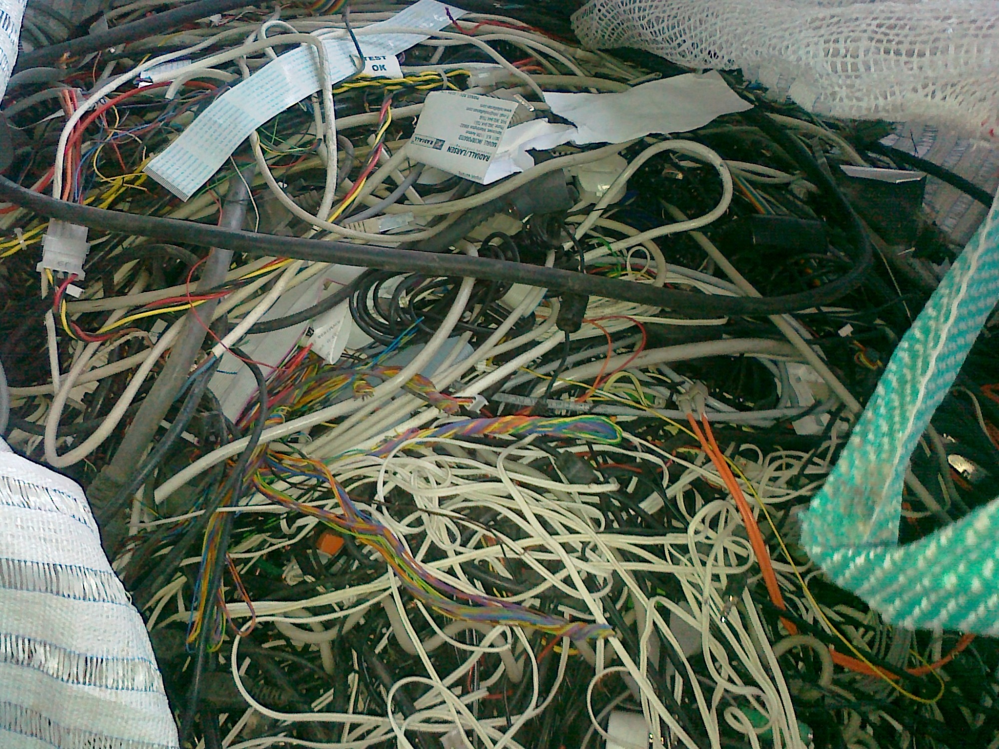 Po mechaninio apdorojimo atskirtas elektroninių prietaisų plastikas surenkamas ir siunčiamas tolimesniam perdirbimui. Apie 90 proc. pagamintos žaliavos keliauja į užsienį.