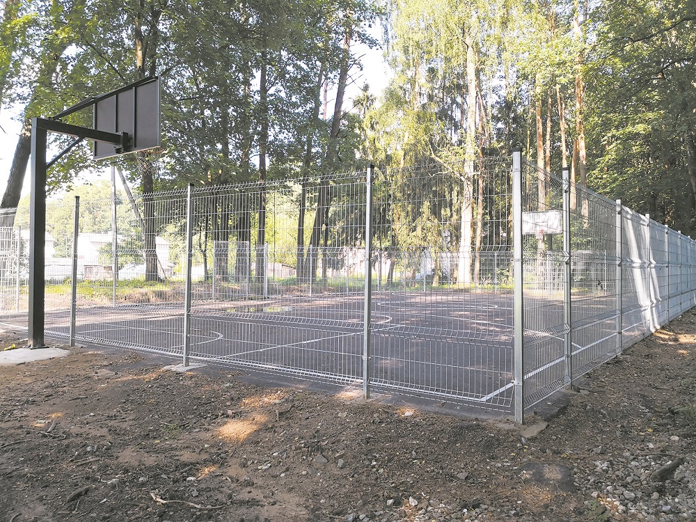 Darius Stankevičius, Ramūnas Petkevičius ir Valentinas Tamulis idėją įgyvendino kone žaibo greičiu – vos per pusantro mėnesio Babėnuose įrengė krepšinio aikštelę.