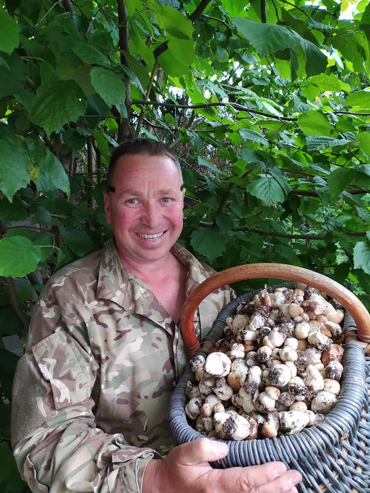 Kėdainietis gamtininkas Ruslanas Linevas neištvėrė ir taip pat nuvažiavo patikrinti savo puikiai žinomų miško vietų, esančių už Lipliūnų kaimo. Laimikis – didžiulis krepšys baravykų.